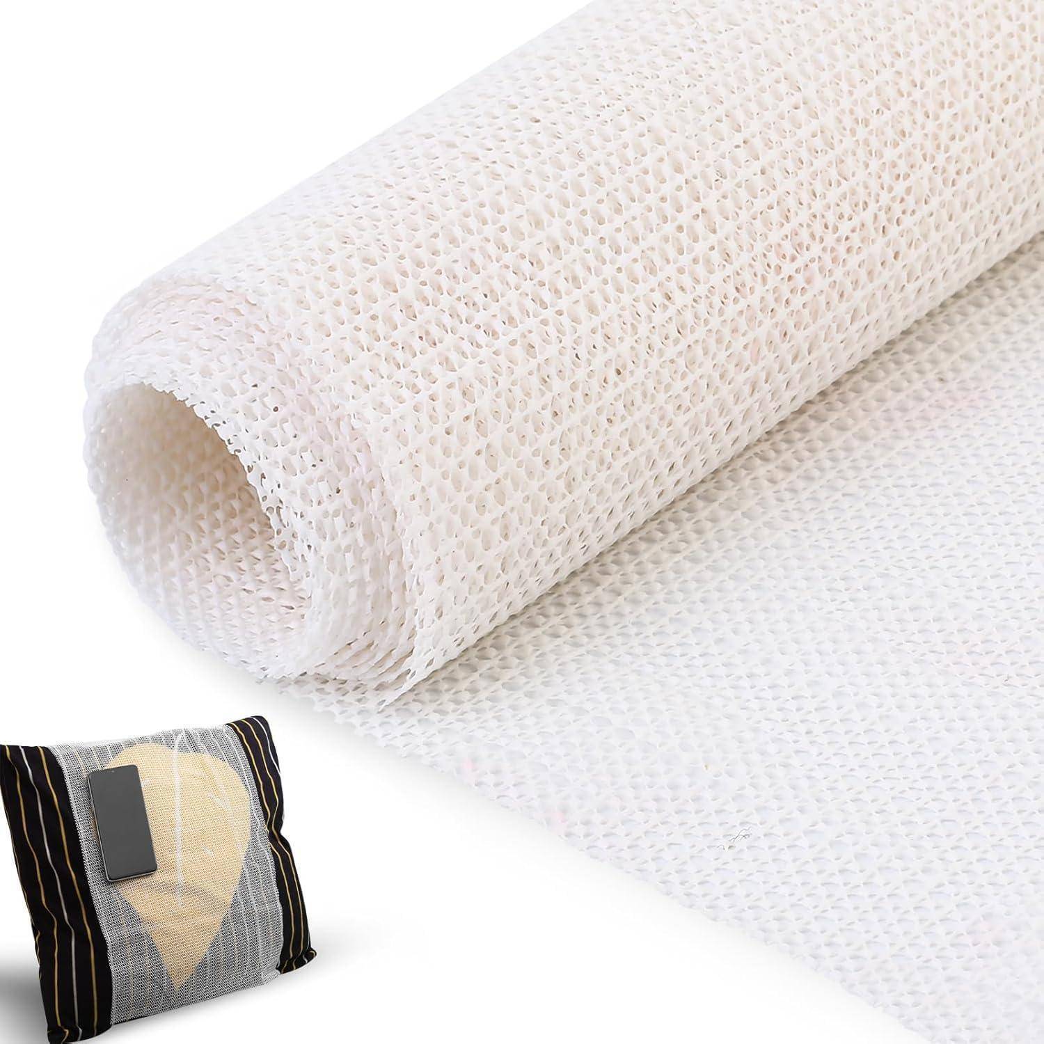 Weiße strukturierte Schaumstoff- oder Maschenrolle und -blatt, das als Schutzverpackungsmaterial verwendet wird, mit einem kleinen verpackten Kissen in der Ecke.