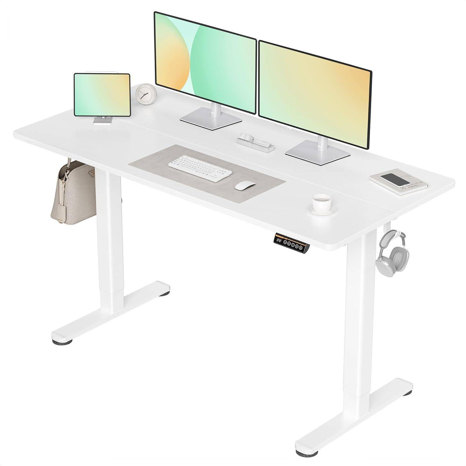 Weiße Stehschreibtisch-Einrichtung mit drei Monitoren, Tastatur, Maus, Telefon, Tasse, Kopfhörern, Uhr und einer an der Seite hängenden Tasche