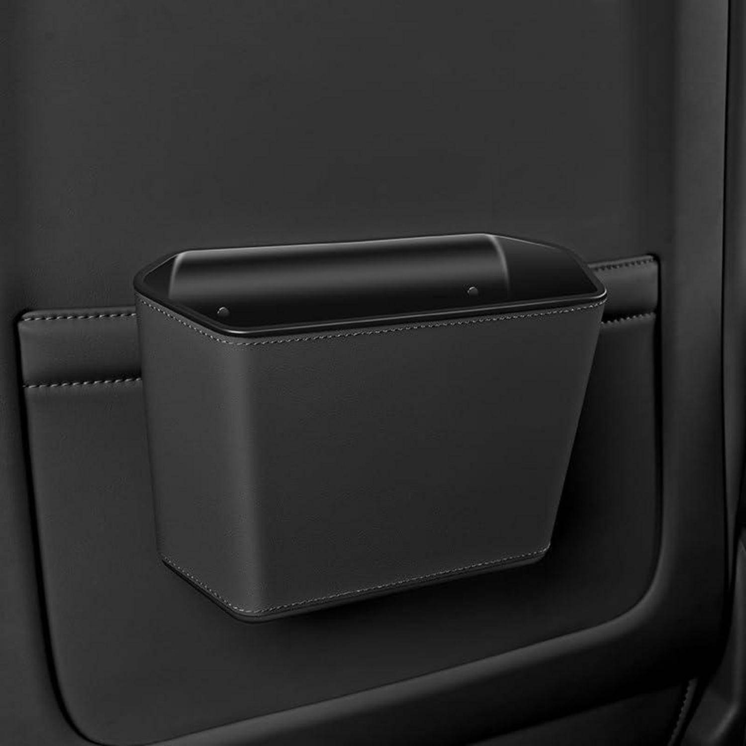 Schwarze Kunstledertasche zur Aufbewahrung, montiert auf der Rückseite eines Autositzes, mit genähtem Rand und offener Oberseite.