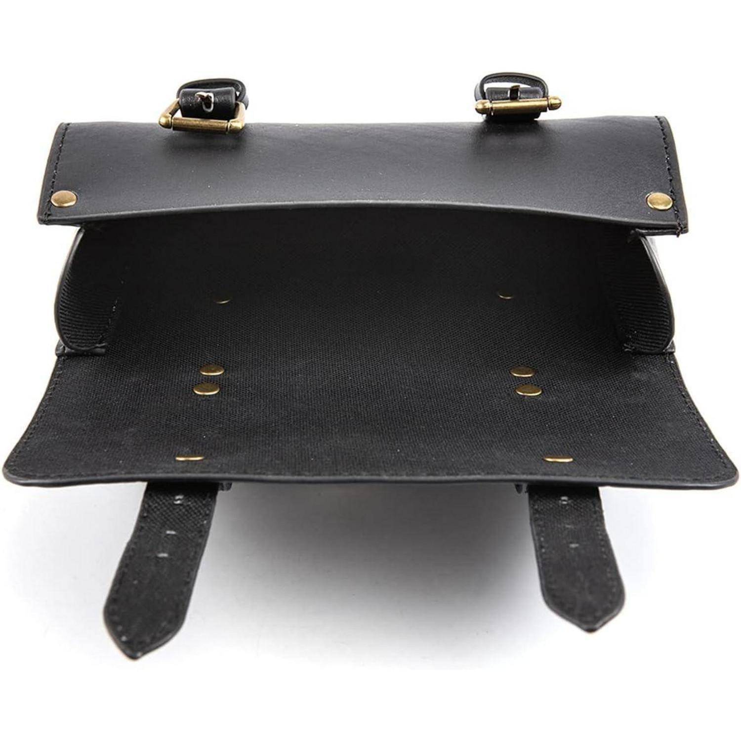 Schwarze Ledertasche oder -beutel mit geöffneter Klappe, die das leere Innere zeigt, Messingnieten und zwei vordere Riemen vor weißem Hintergrund.