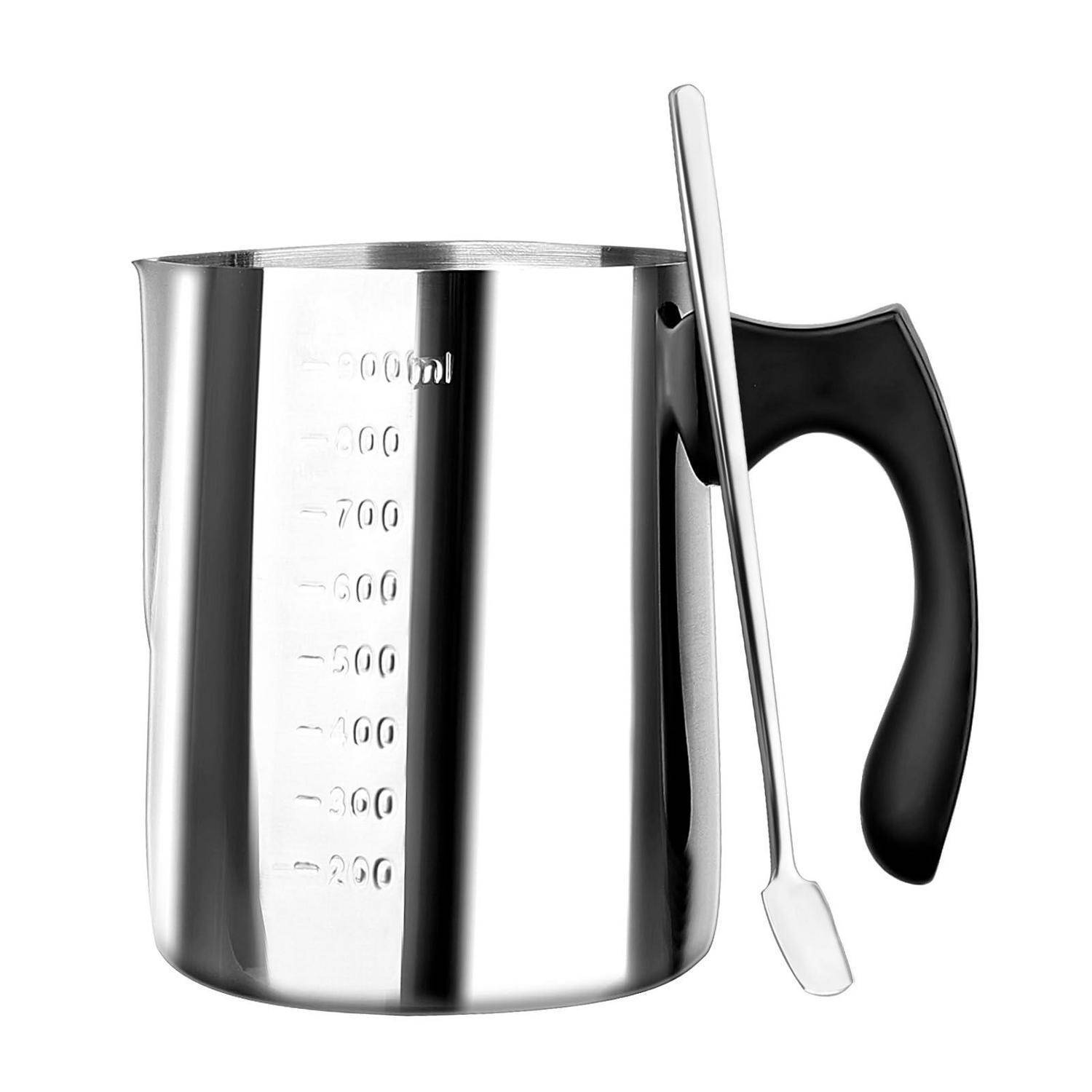 Edelstahlmessbecher mit schwarzem Griff und Rührspoon, mit Milliliter-Markierungen an der Seite.