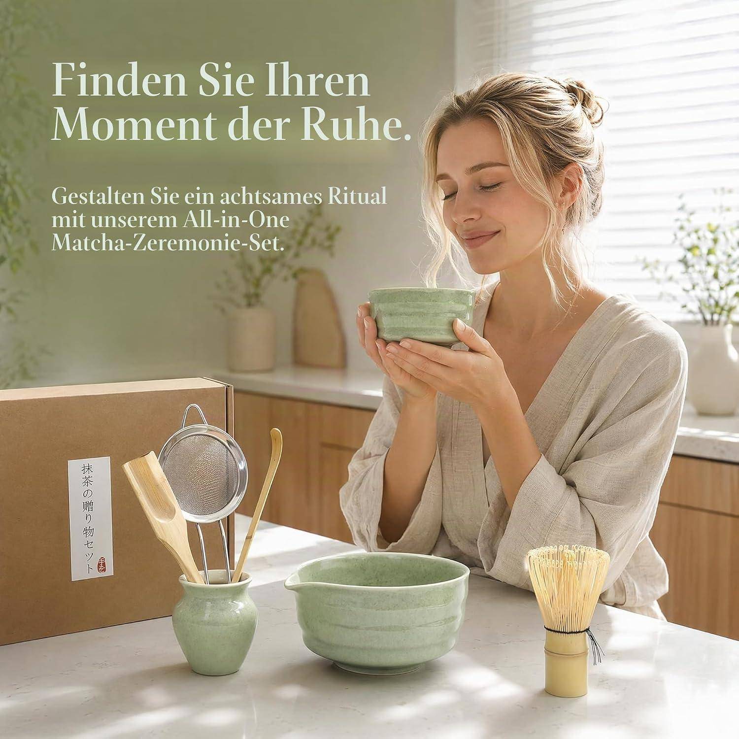 Frau in einer hellen Küche hält ruhig eine Schale mit Matcha und riecht daran, neben einem Matcha-Zeremonienset; deutscher Text bewirbt ein All-in-One-Ritual für einen Moment der Ruhe.