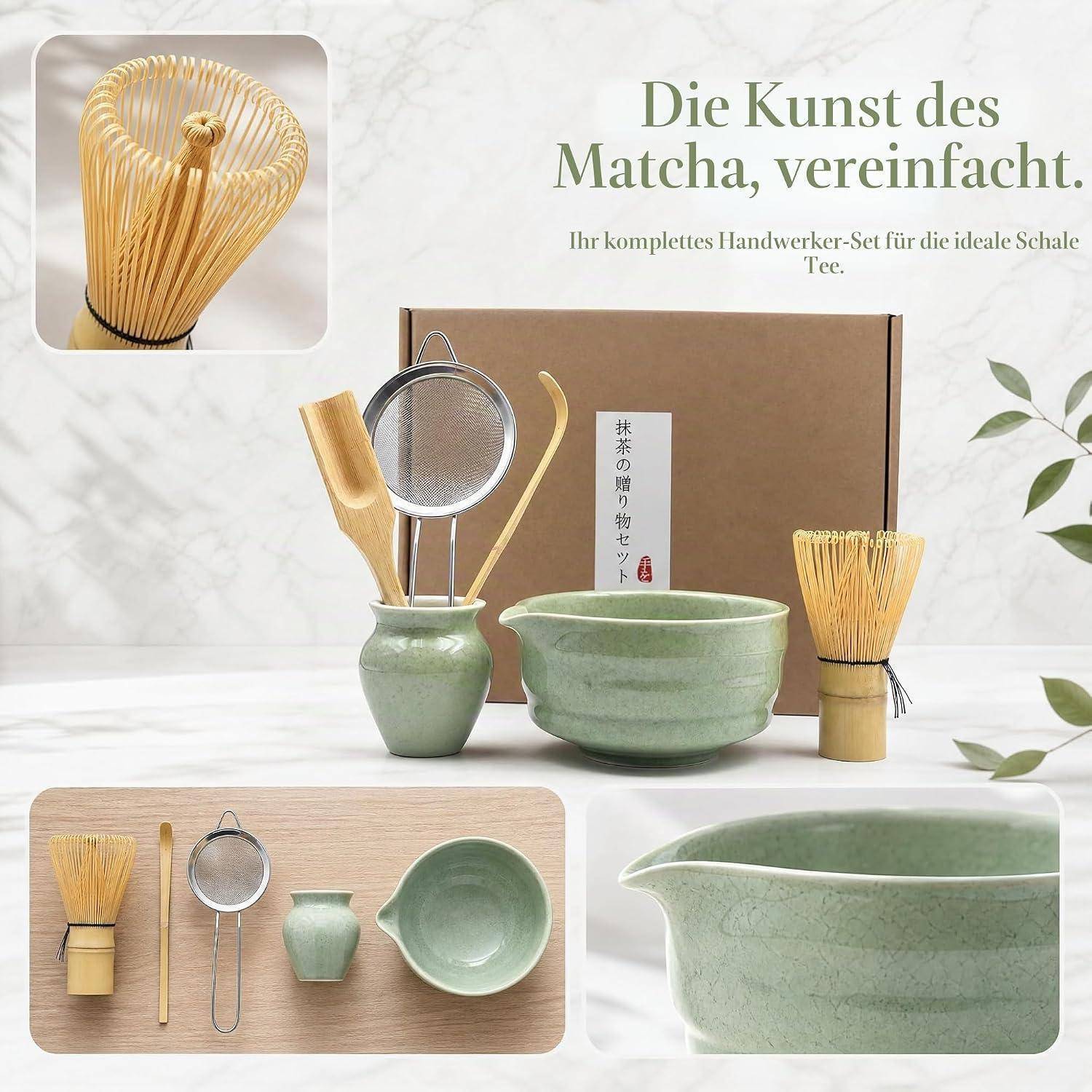 Werbebild eines Matcha-Tee-Starter-Sets: Besen, Sieb, Löffel, Schale, Tasse und Kanne, mit deutschem Text „Die Kunst des Matcha, vereinfacht."