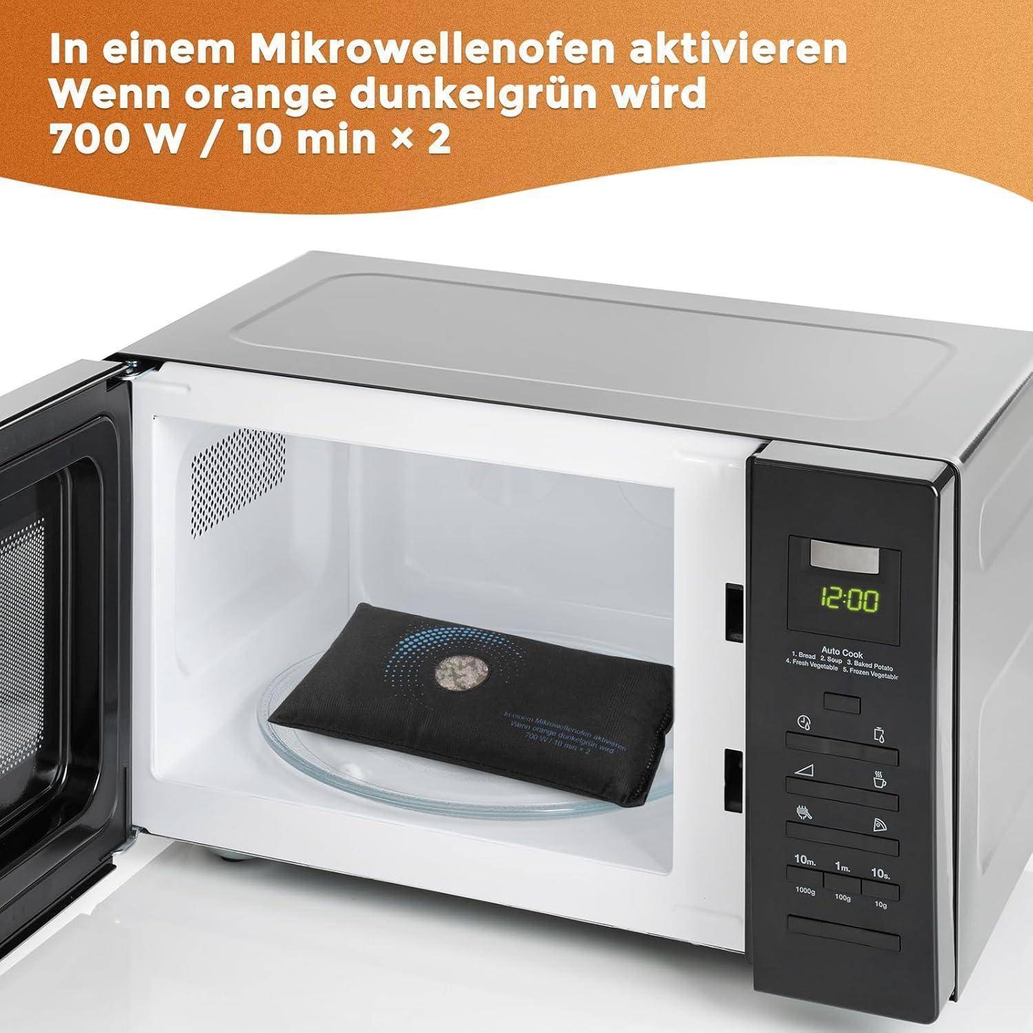 Mikrowellenherd mit einem schwarzen Wärmekissen im Inneren; deutscher Text besagt, dass man ihn in der Mikrowelle aktivieren soll, wenn orange dunkelgrün ist, 700 W für 10 Minuten zweimal.