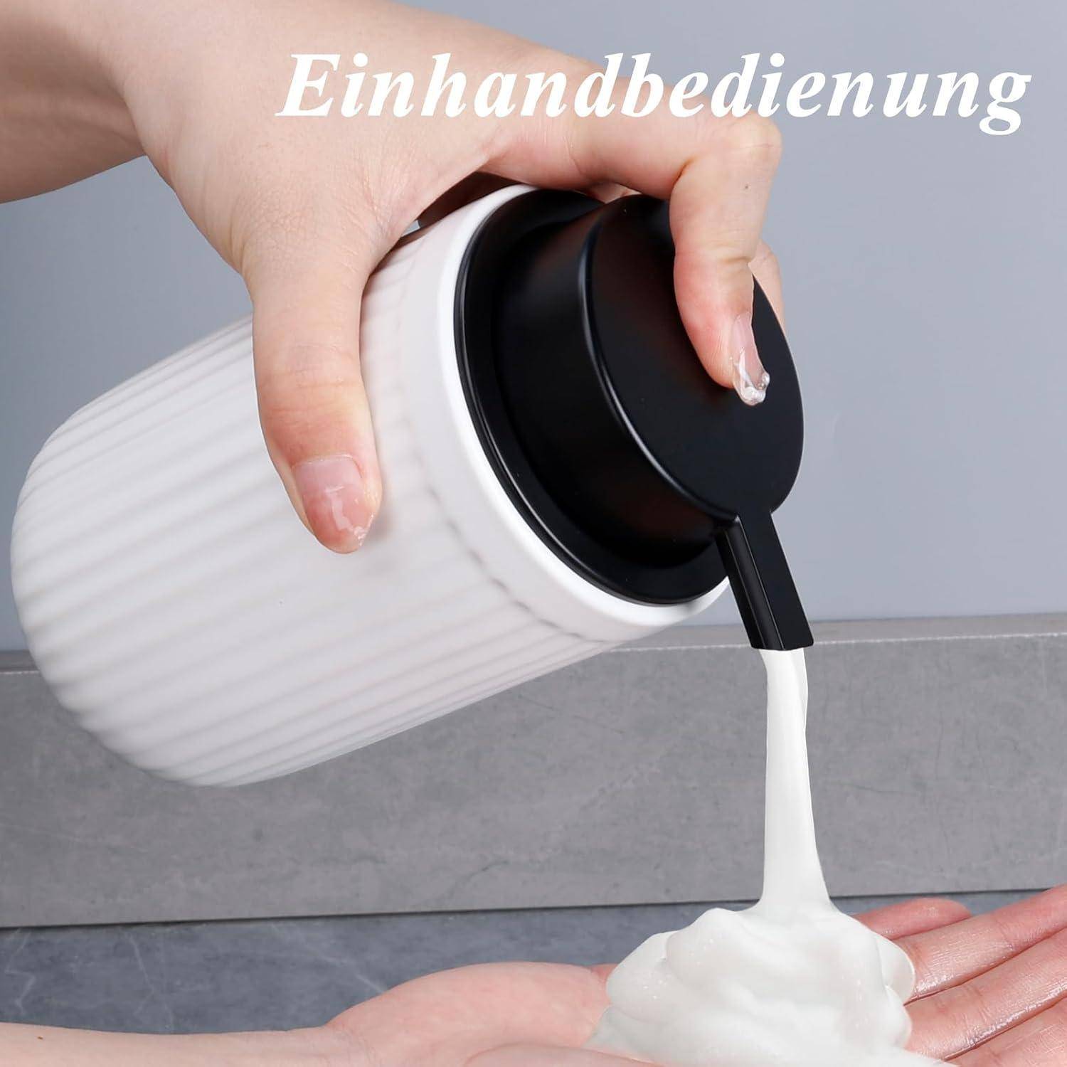 Hand gießt weiße Creme aus einem Pumptiegel in eine offene Handfläche; Text sagt „Einhandbedienung