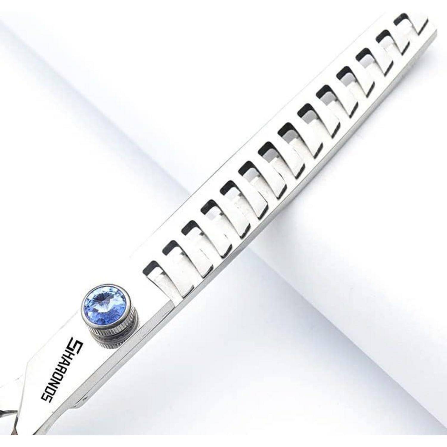 Weißes Metallarmband einer Armbanduhr diagonal auf hellem Hintergrund angeordnet, mit einer blauen edelsteinähnlichen Krone und der Markenbezeichnung „SHOOGU