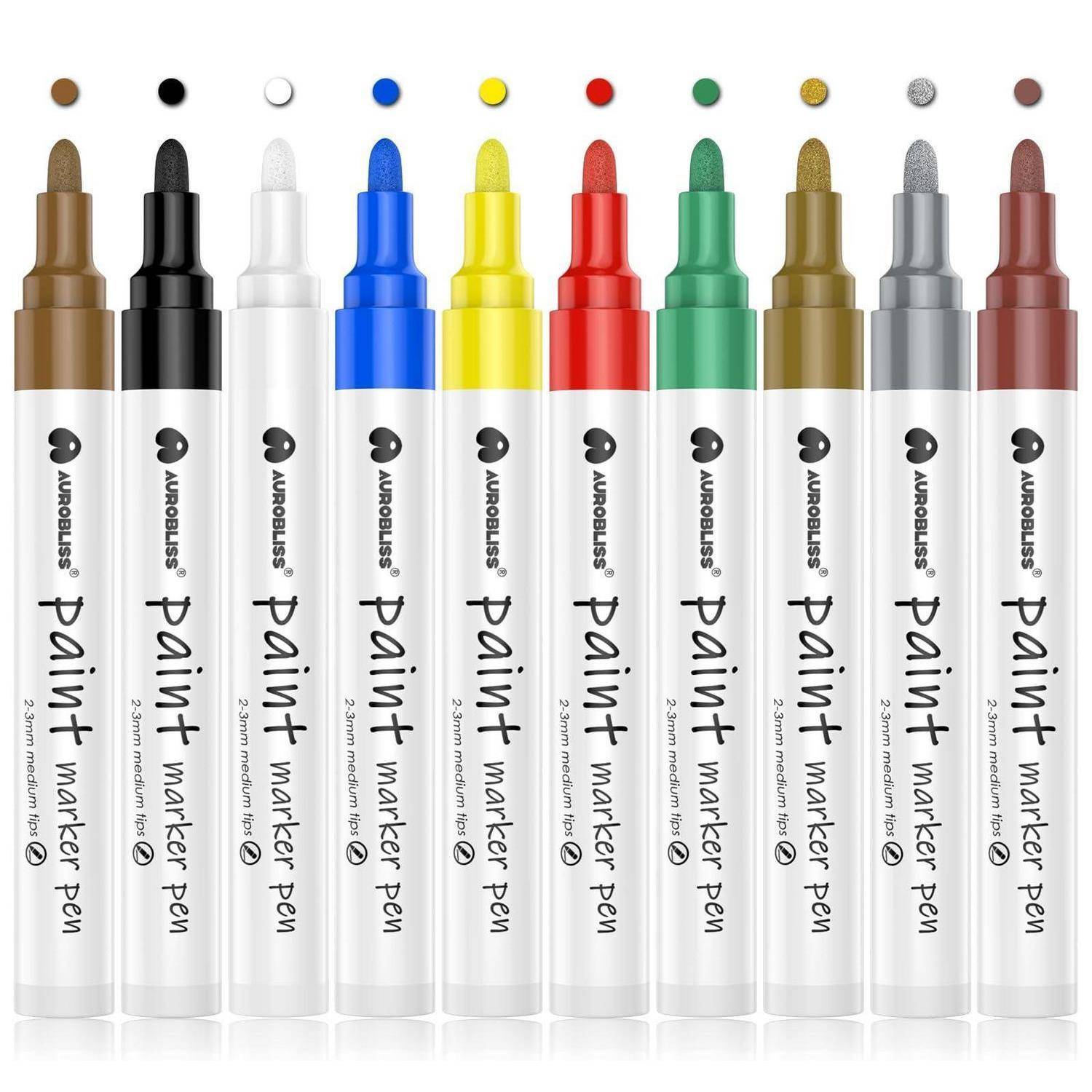 Zehn Lackmarkerstifte in verschiedenen Farben, jeder mit einem darüber liegenden Punkt in der passenden Farbe dargestellt, in einer Reihe auf weißem Hintergrund angeordnet.