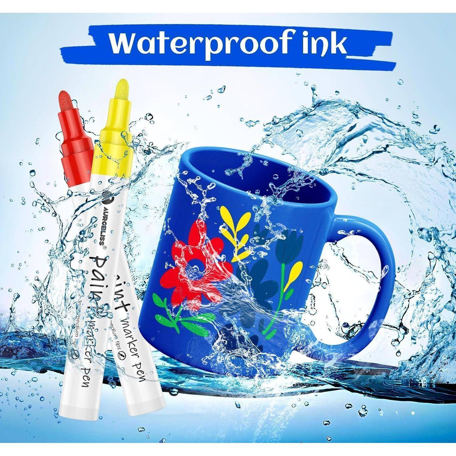 Wasserfeste Tintenmarker neben einem blauen Becher mit Blumenmuster, von Wasser bespritzt, mit dem Text "Wasserfeste Tinte"" oben.