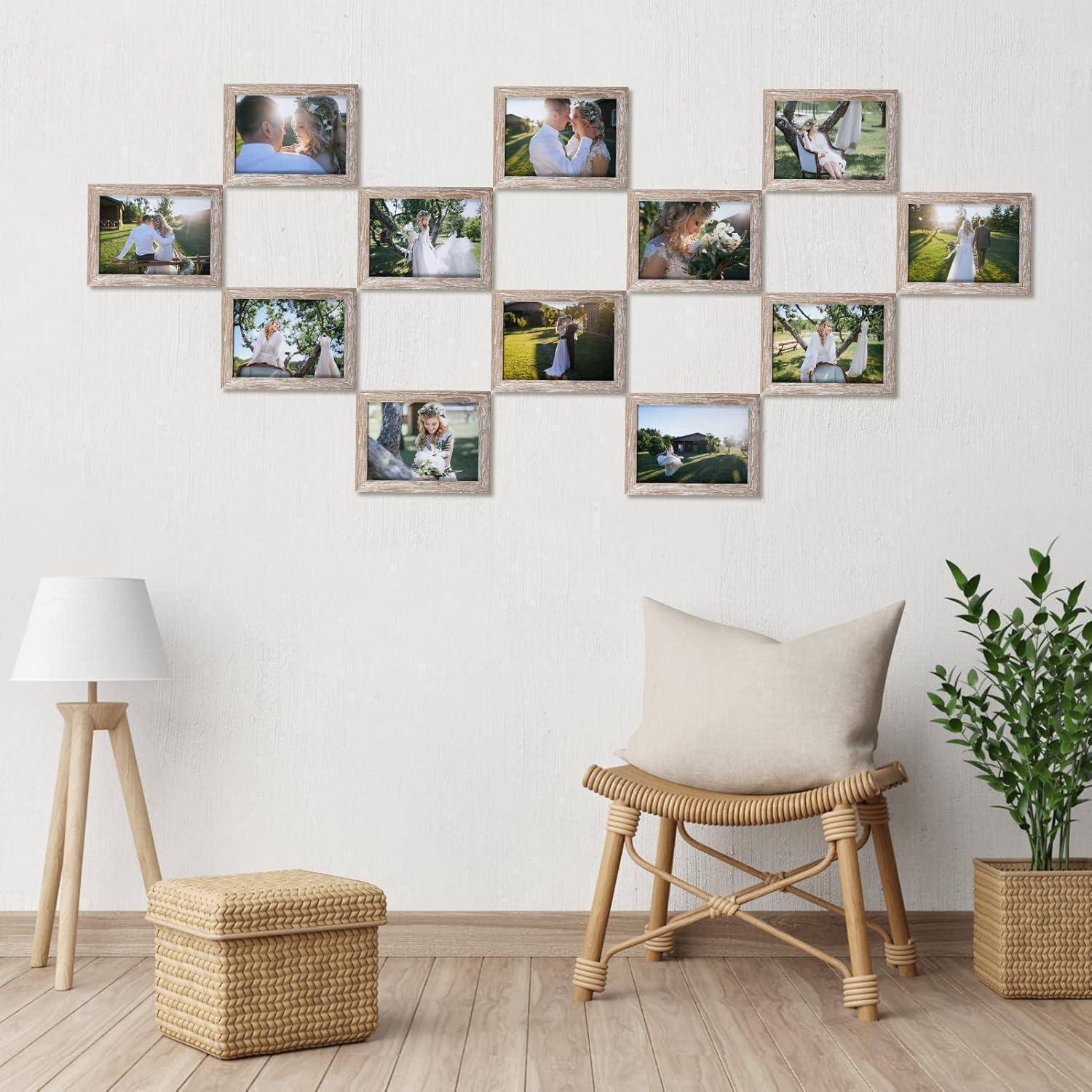 Eine Wandgestaltung im Wohnzimmer mit gerahmten Hochzeitsfotos, die in einer Collage über einem Stuhl angeordnet sind, mit einer Lampe, einem Hocker und einer Pflanze darunter.