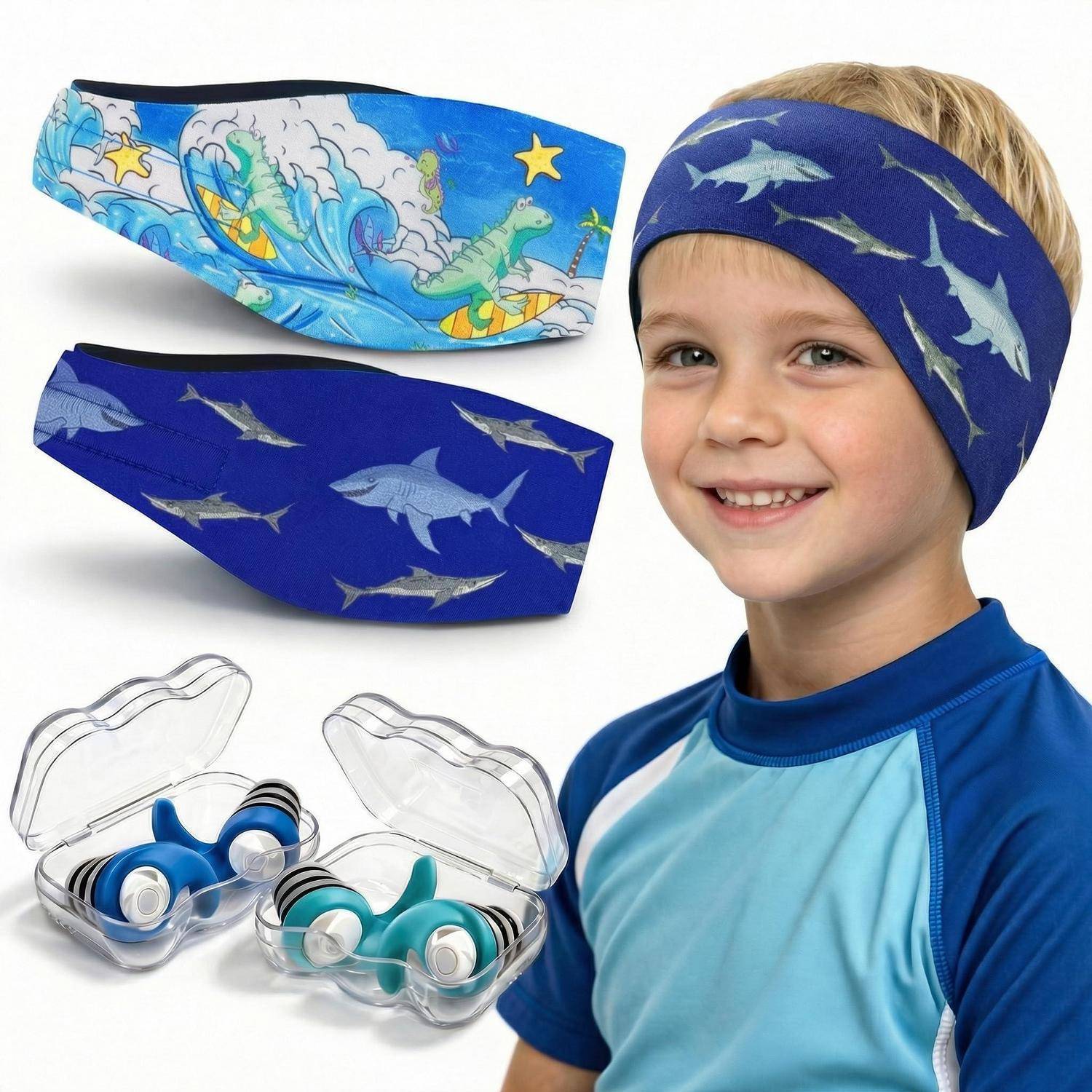 Junge, der ein Schwimm-Stirnband mit Haimuster trägt; neben ihm befinden sich zwei illustrierte Stirnbänder und zwei Paar Kinder-Schwimmbrillen in durchsichtigen Behältern.
