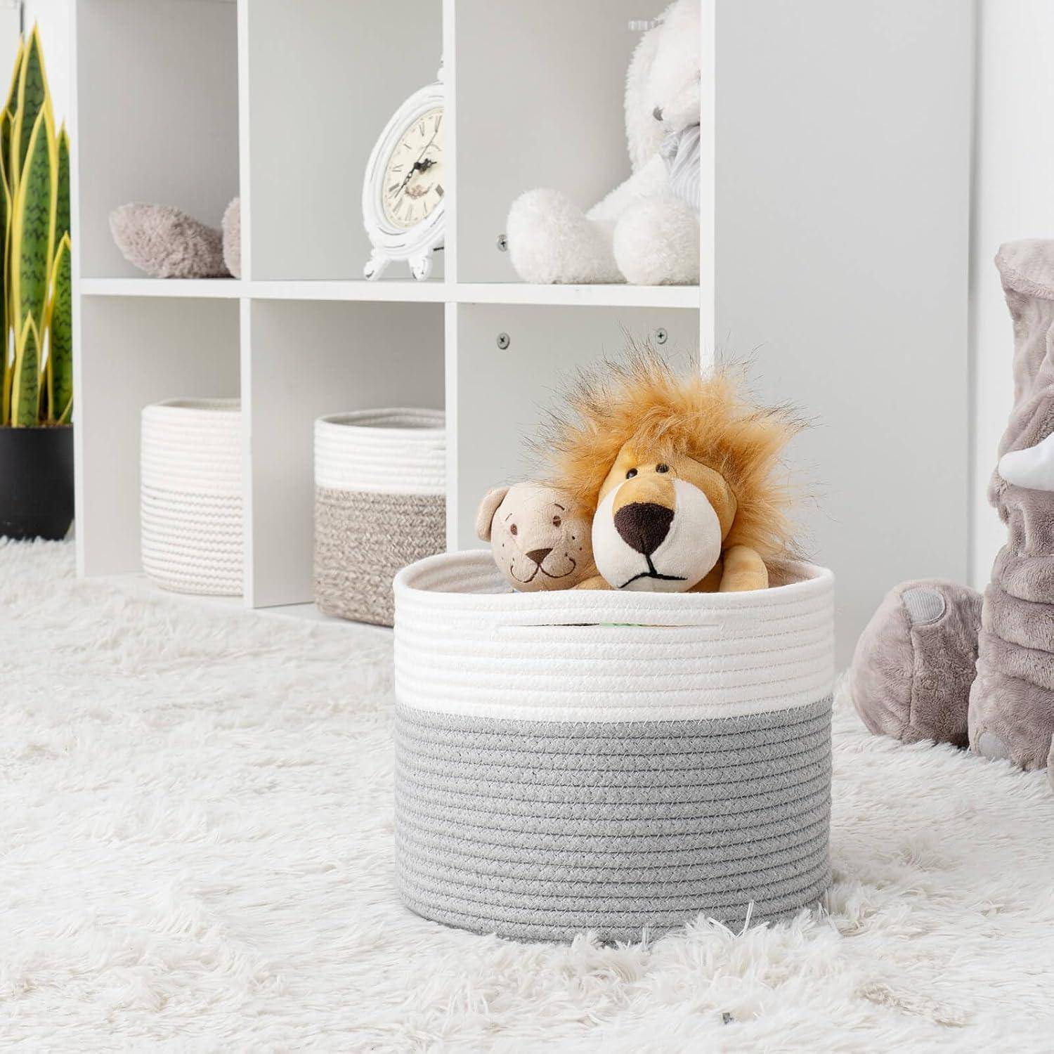 Ausgestopfte Löwen- und Leopardentiere schauen aus einem grau-weißen Aufbewahrungskorb in einem hellen Kinderzimmer mit Regalen und kuscheliger Dekoration heraus.