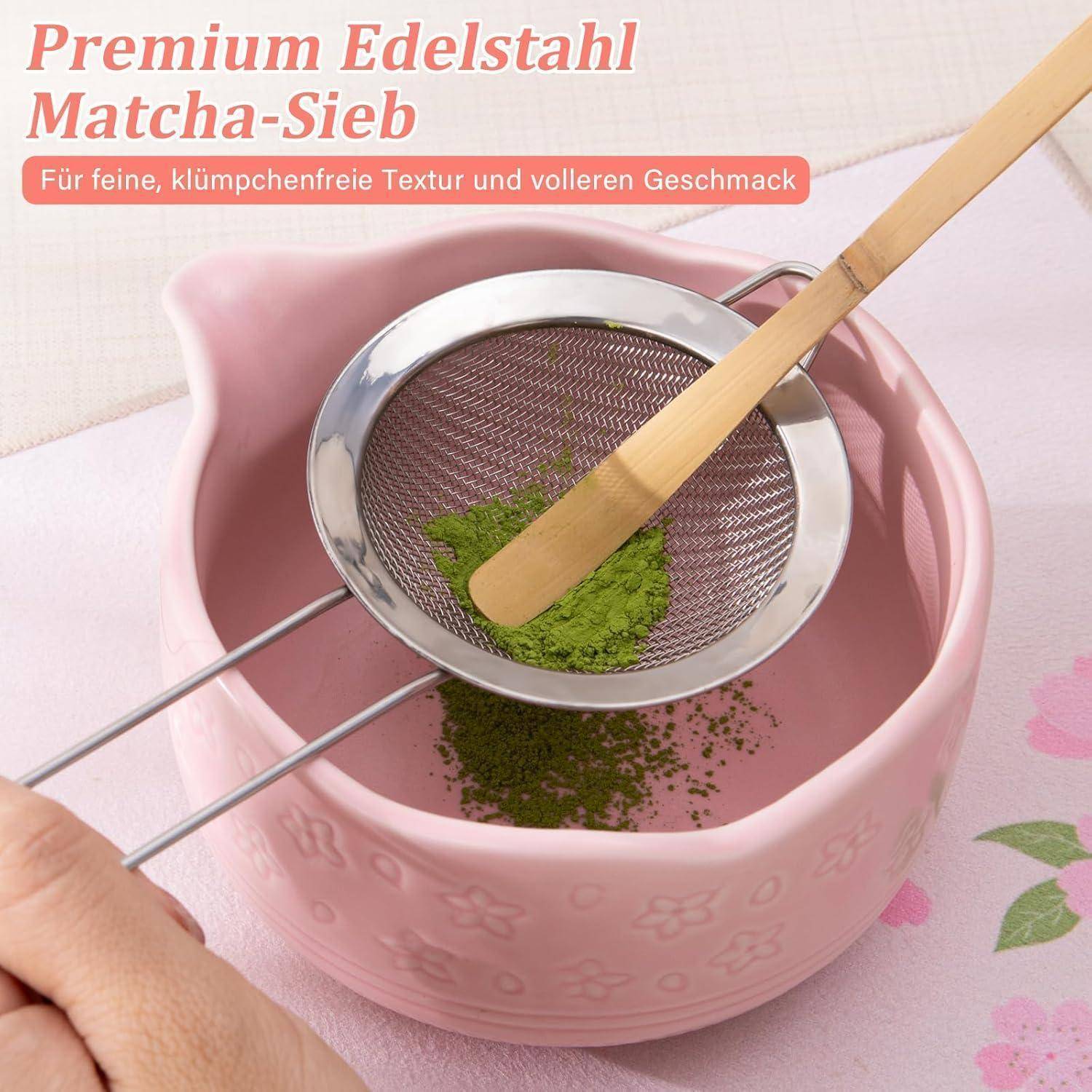 Rosa Keramik-Matcha-Schale mit feinem Edelstahl-Sieb und Bamboo-Löffel; deutscher Text wirbt für das 'Premium Edelstahl Matcha-Sieb' für glatten, klumpenfreien Tee.