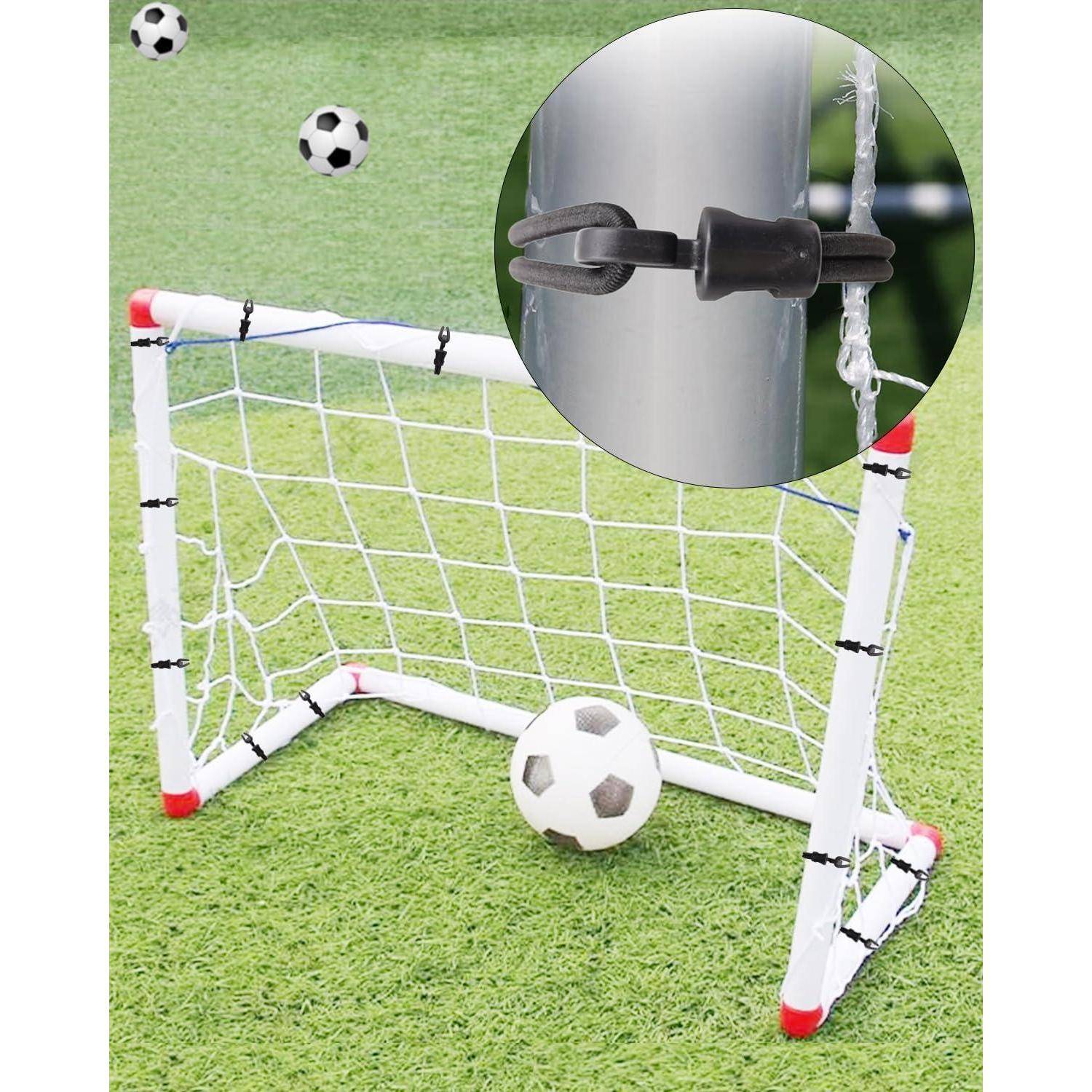 Miniatur-Fußballtor auf Gras mit drei Fußbällen; die Einführung zeigt eine Nahaufnahme eines gebrochenen oder beschädigten Kunststoffverbinders.