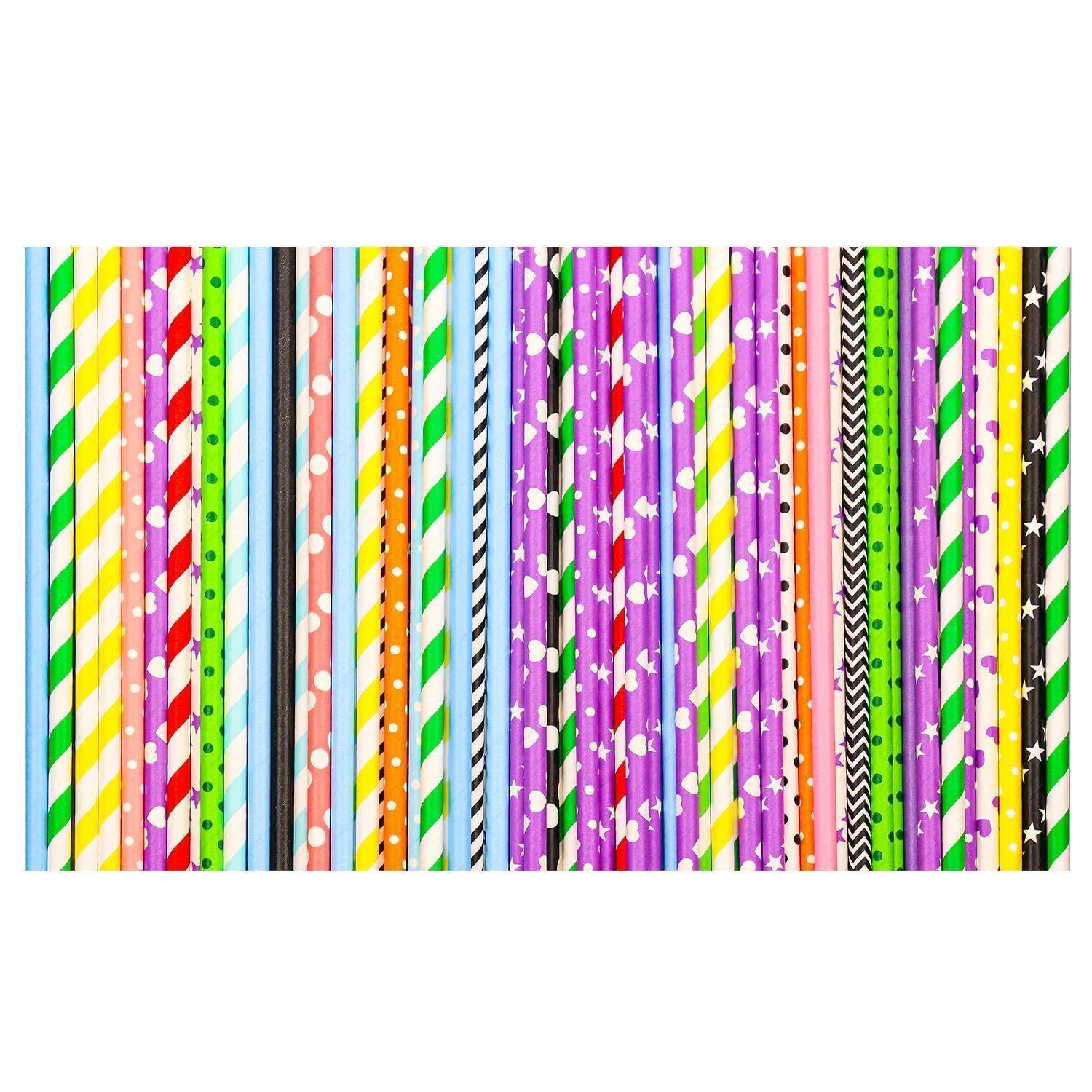 Sortierte bunte gemusterte Bleistifte in einer Reihe angeordnet, mit Streifen, Polka-Punkten, Sternen und Chevrons auf weißem Hintergrund.