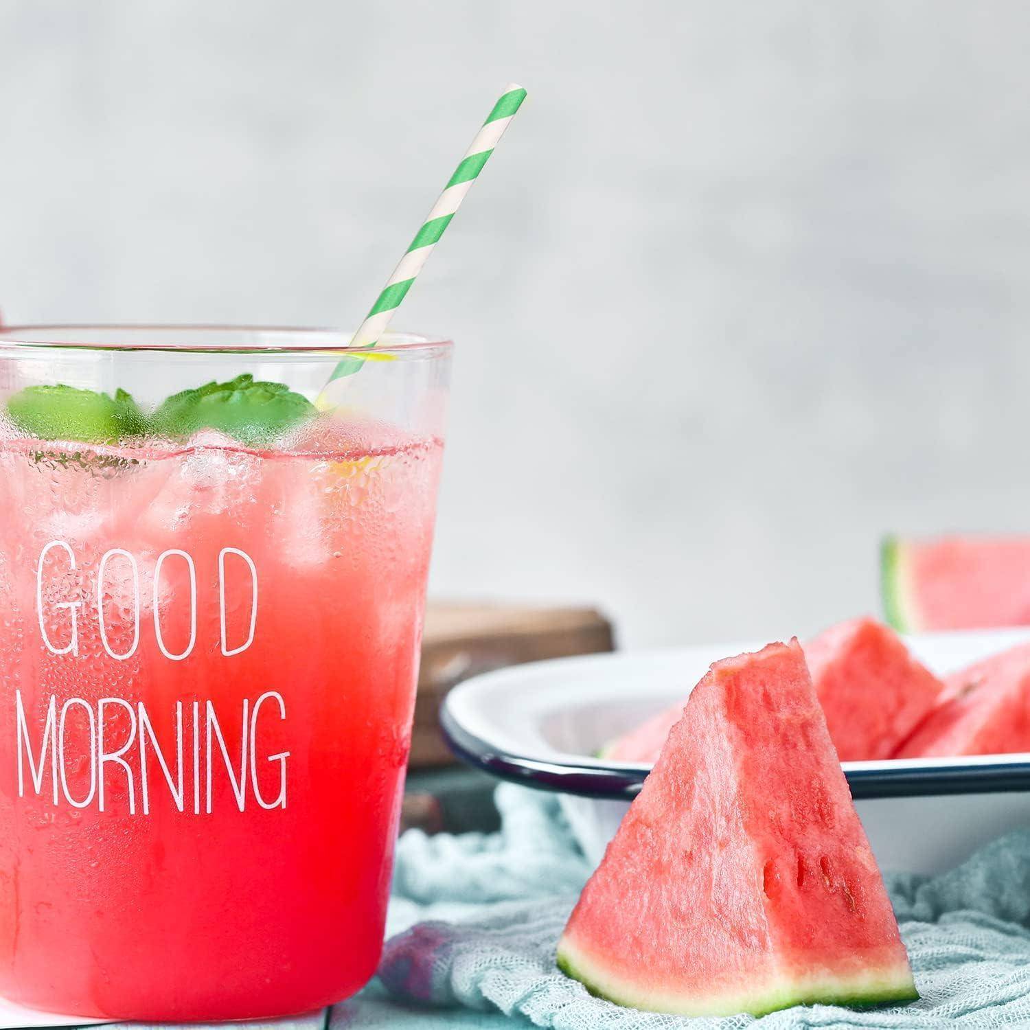 Glas mit rotem Wassermelonen-Getränk mit Minze und gestreiftem Strohhalm, beschriftet mit „GOOD MORNING