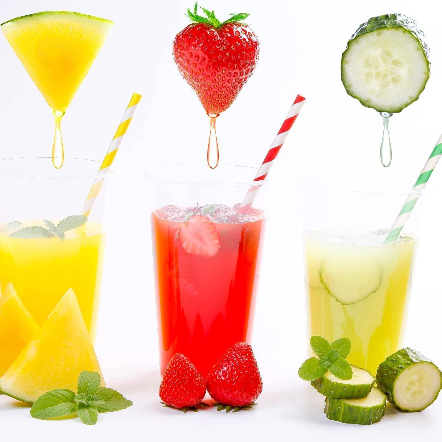 Drei farbenfrohe Fruchtcocktails in Gläsern mit gestreiften Strohhalmen, garniert mit Ananas-, Erdbeeren- und Gurkenscheiben auf weißem Hintergrund.