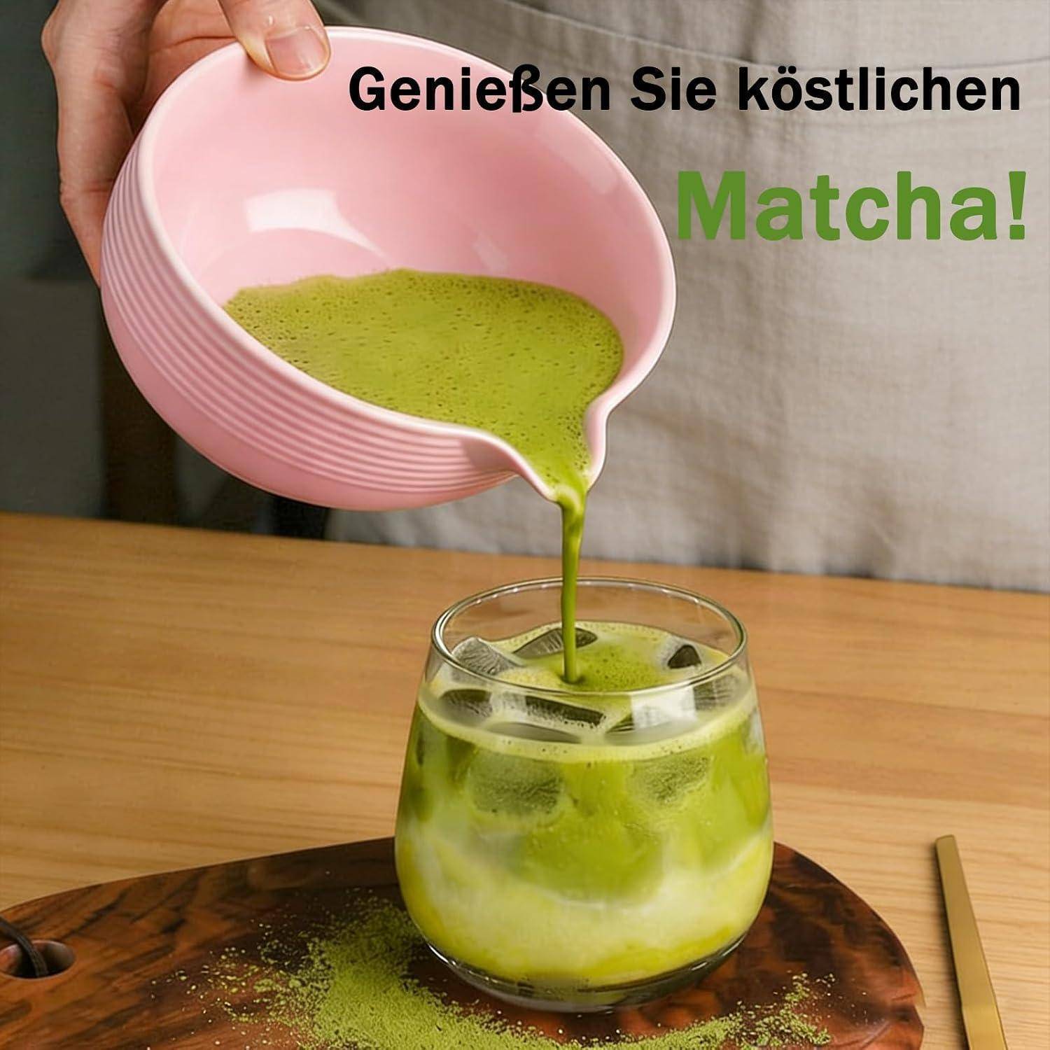 Eine Person gießt schäumenden grünen Matcha in ein Glas mit Eismilch auf einem Tablett; der Text lautet „Genießen Sie köstlichen Matcha!"