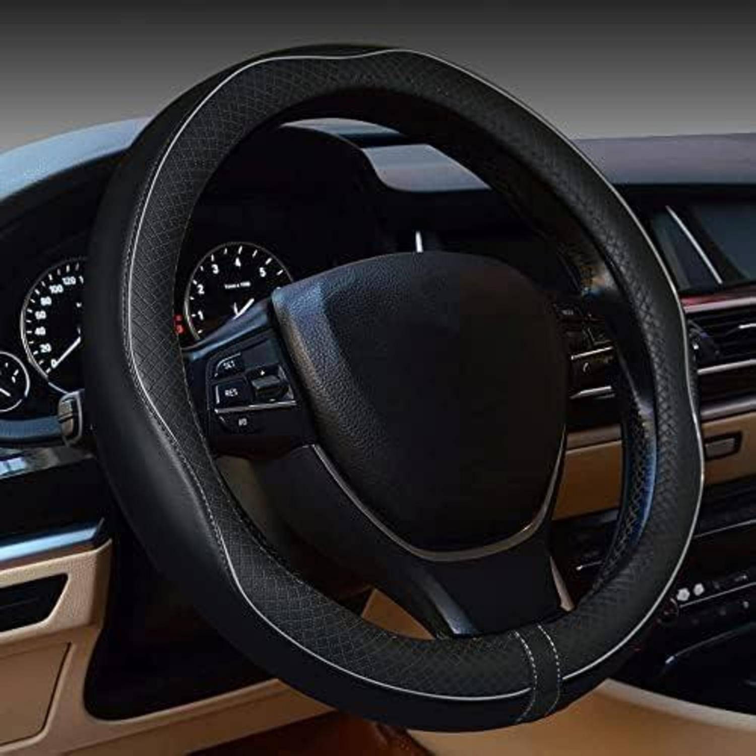 Nahaufnahme eines schwarzen Lenkrads mit Schutzhülle in einem Auto, das Armaturenbrettinstrumente und hellbraune Innenverkleidung zeigt.