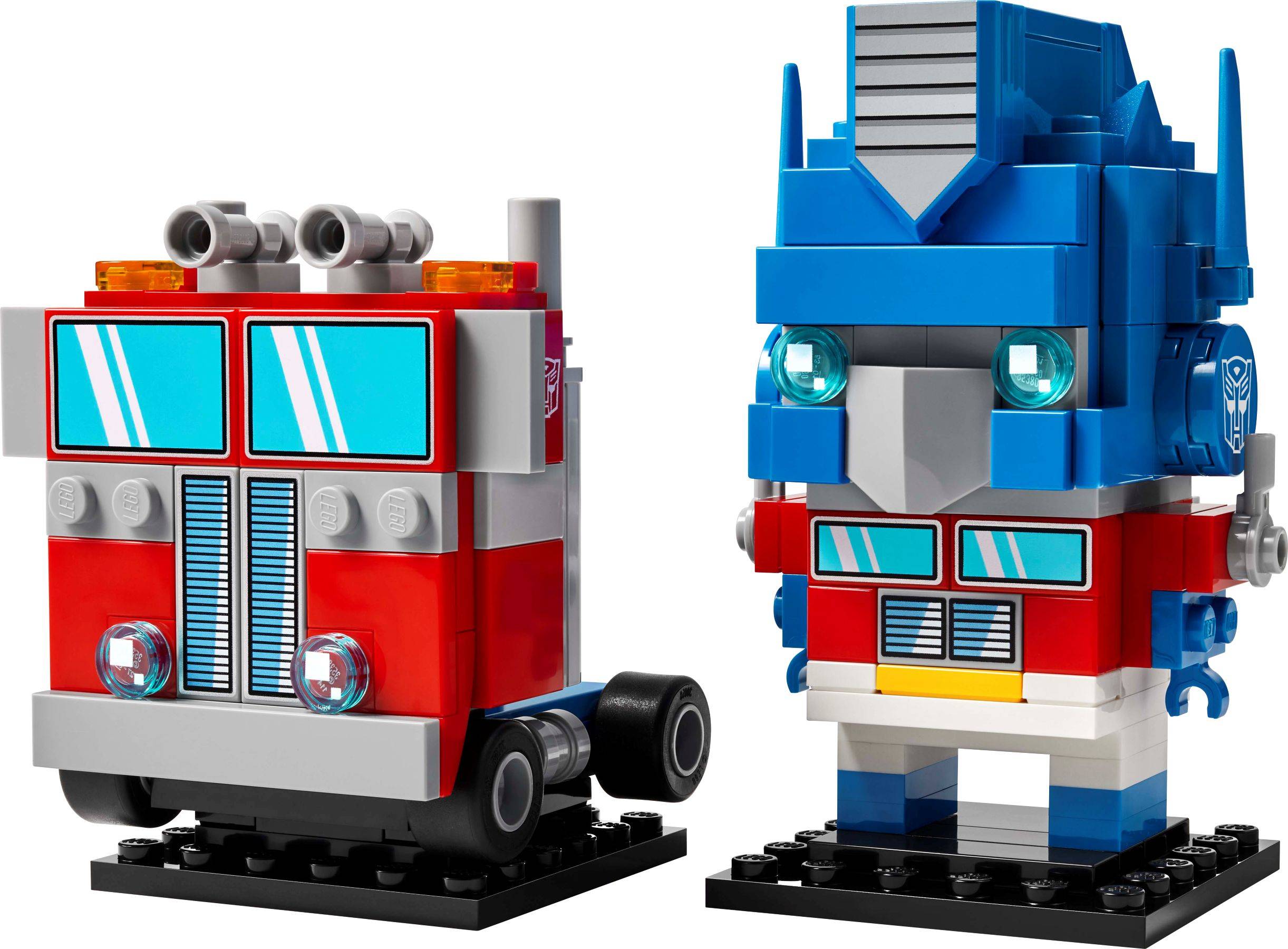 Zwei LEGO-Roboterfiguren im Stil von Transformers-ähnlichen Fahrzeugen: ein roter Lastwagen auf der linken Seite und ein blau-roter Roboter auf der rechten Seite.