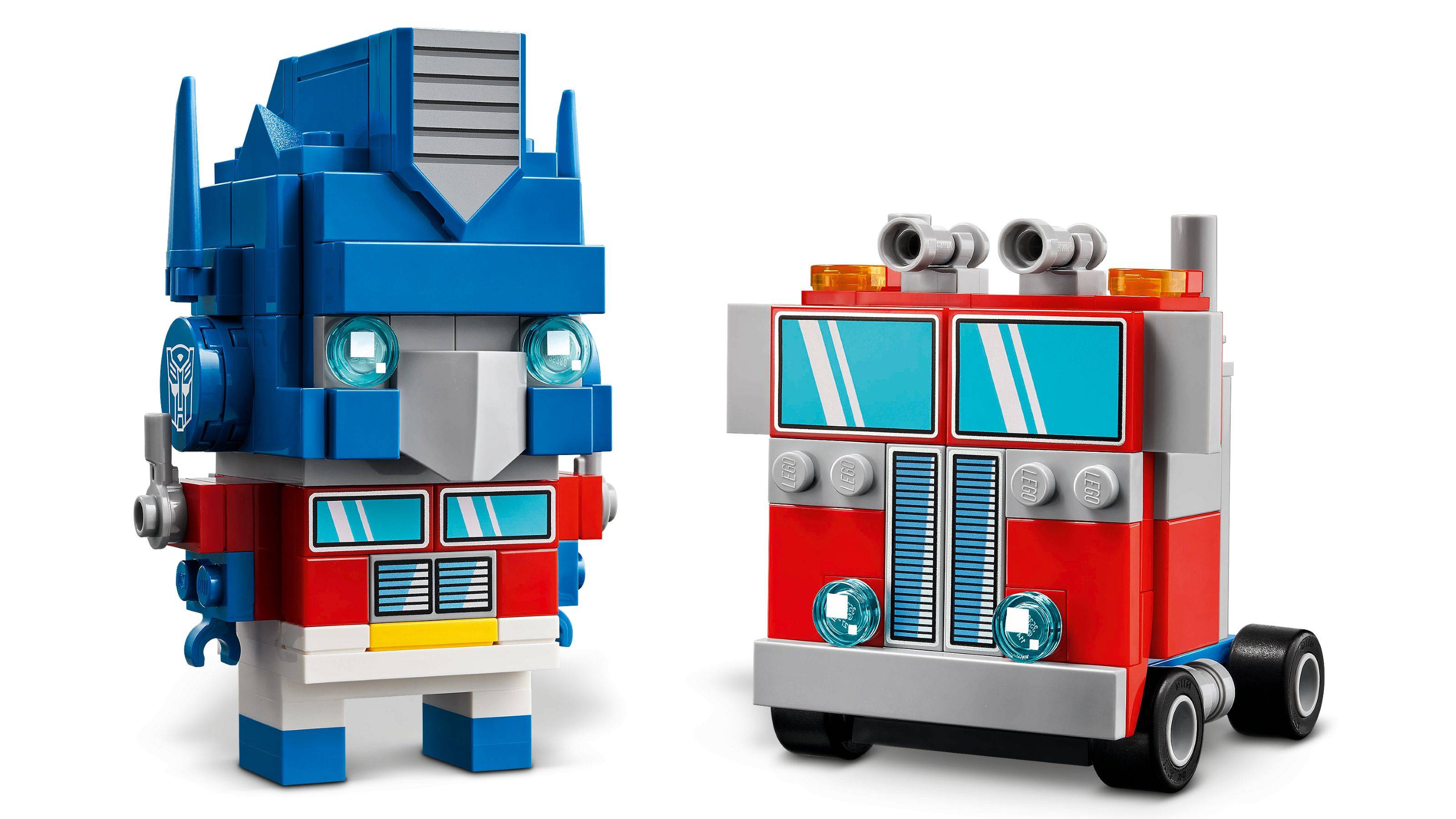 Zwei LEGO-ähnliche Transformers-Spielzeuge: ein blauer Roboter, der Optimus Prime ähnelt, und ein roter Feuerwehrauto-Modus, nebeneinander angezeigt.
