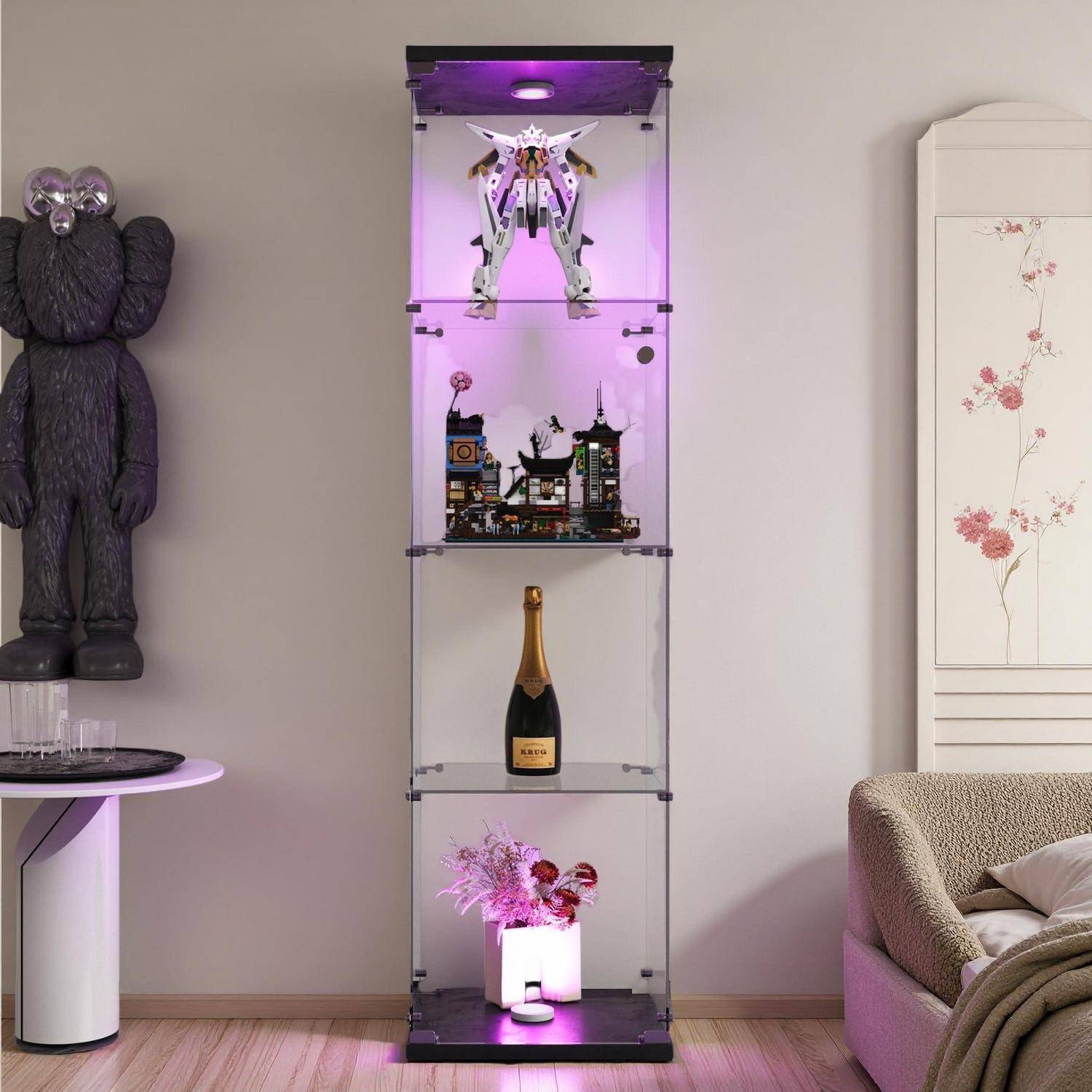 Hohes Glasausstellungsschrank mit violetter Beleuchtung, das eine Roboterfigur, eine Miniaturgebäudeszene, eine Champagnerflasche und rosa Blumen in einem modernen Raum zeigt.