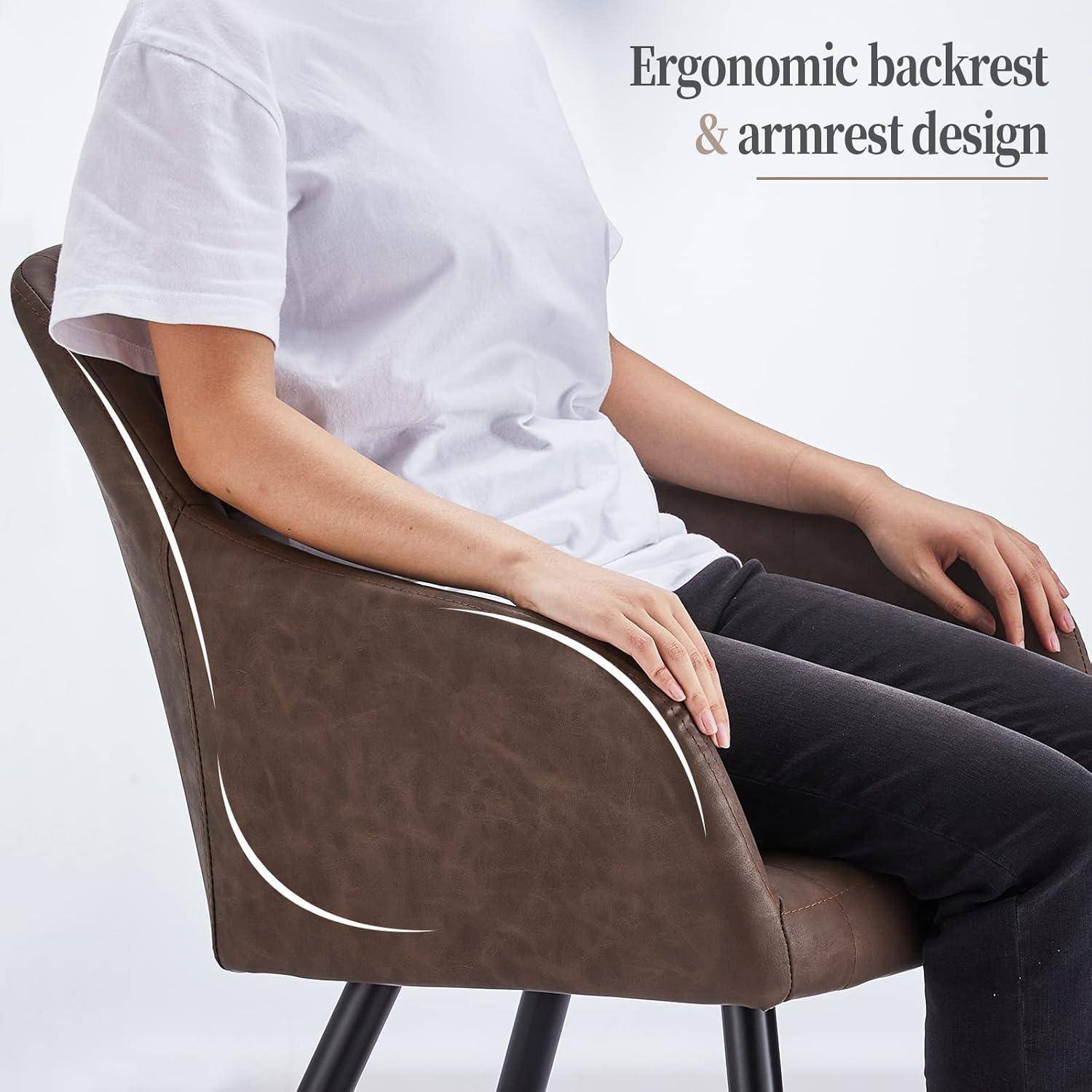 Person sitzt in einem braun gepolsterten Stuhl mit ergonomischem Rückenlehnen- und Armlehnendesign, mit dem Text 