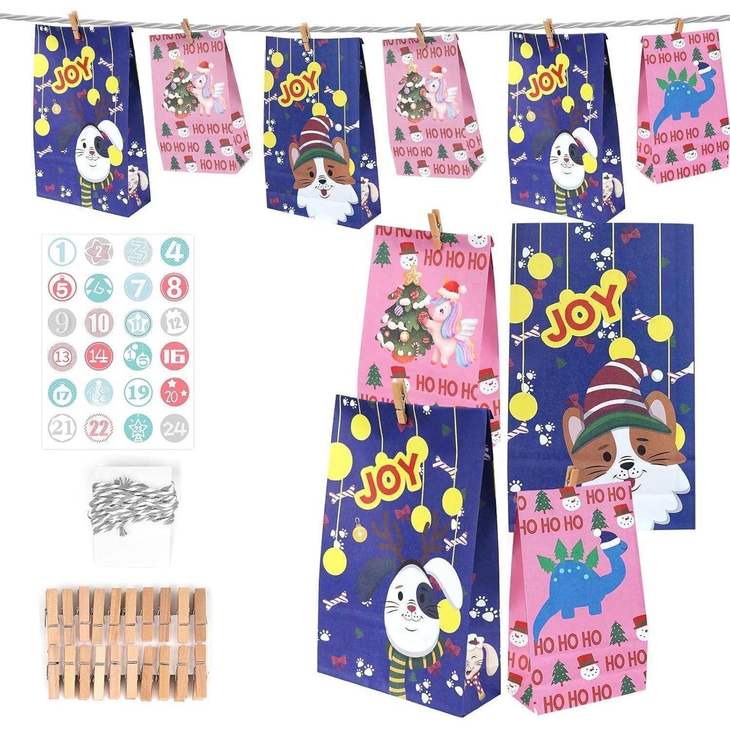 Weihnachtlich gestaltete Papiertüten mit festlichen Designs „JOY