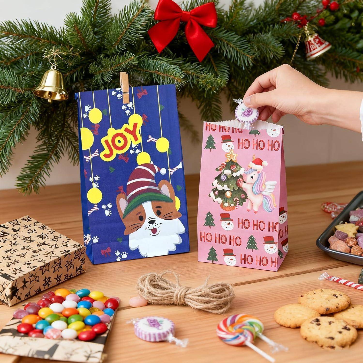 Hände legen Süßigkeiten in festliche Weihnachtsgeschenktüten unter einem geschmückten Baum, wobei Kekse, Lollipops und eingepackte Geschenke auf einem Tisch stehen.