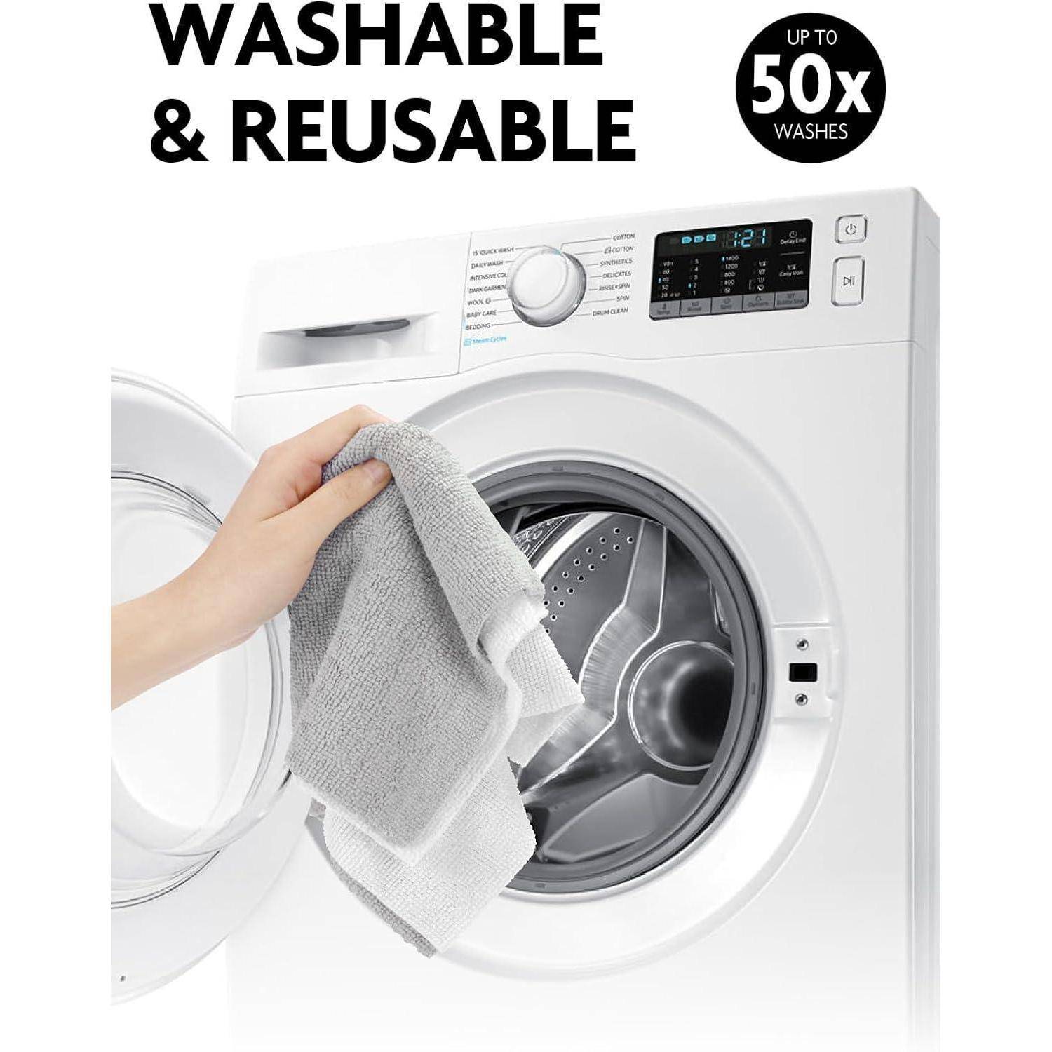 Hand legt ein graues Tuch in eine Frontlader-Waschmaschine; Text sagt „WASCHBAR & WIEDERVERWENDBAR