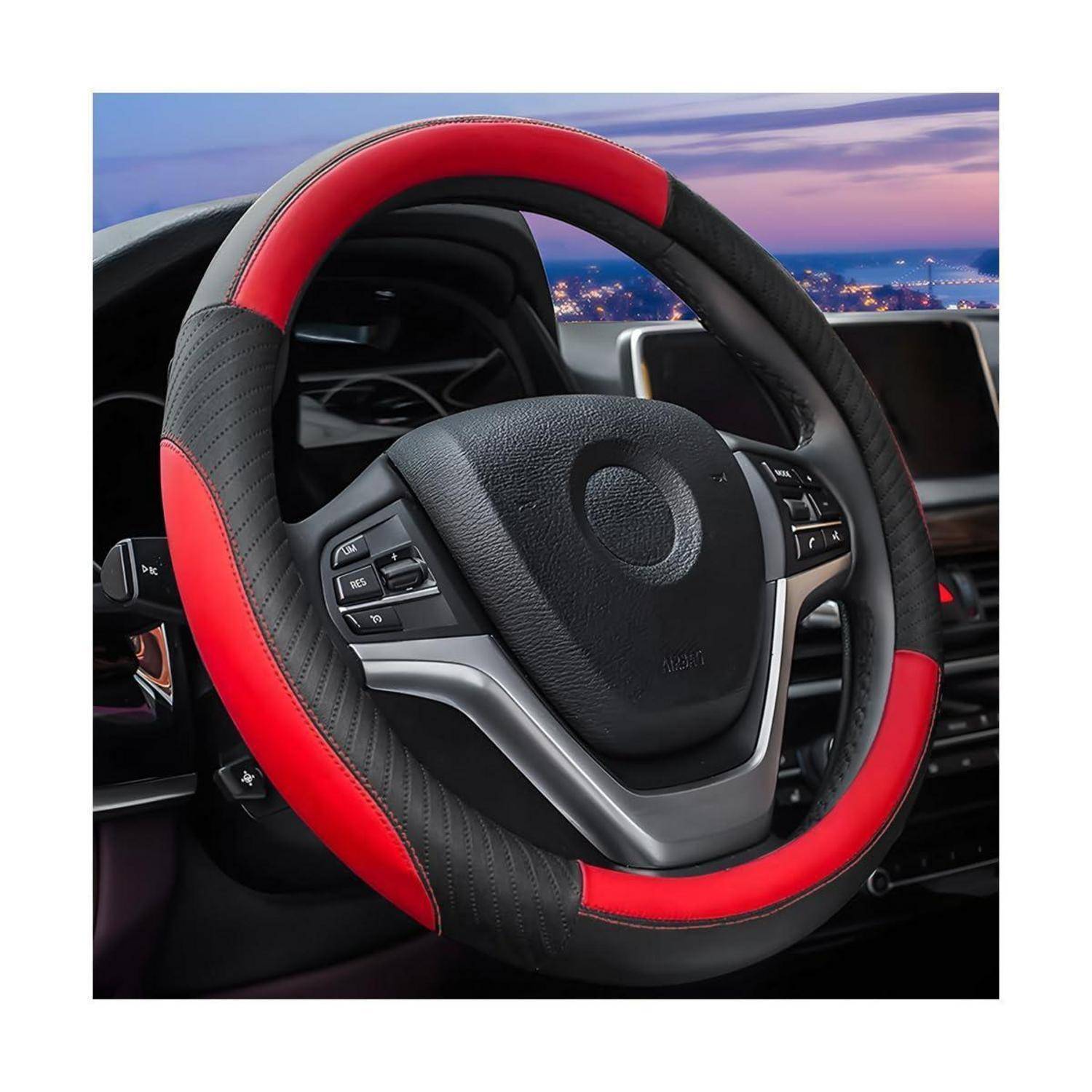 Rot-schwarze Lenkradabdeckung auf einem Autolenkrad, gezeigt in einem Fahrzeuginneren bei Einbruch der Dunkelheit.