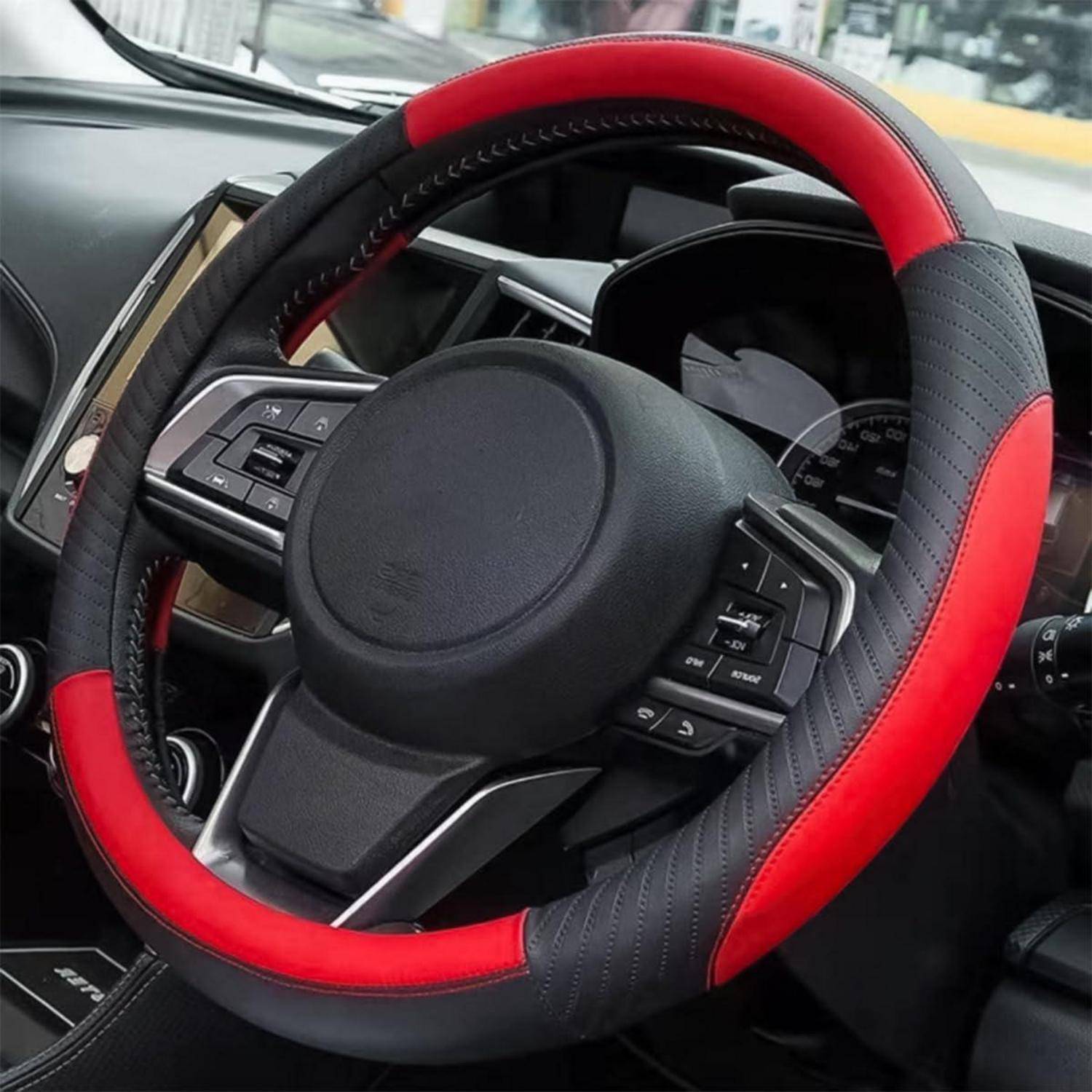 Nahaufnahme eines Autolenkrads mit schwarzer und roter Abdeckung im Inneren des Fahrzeugs.