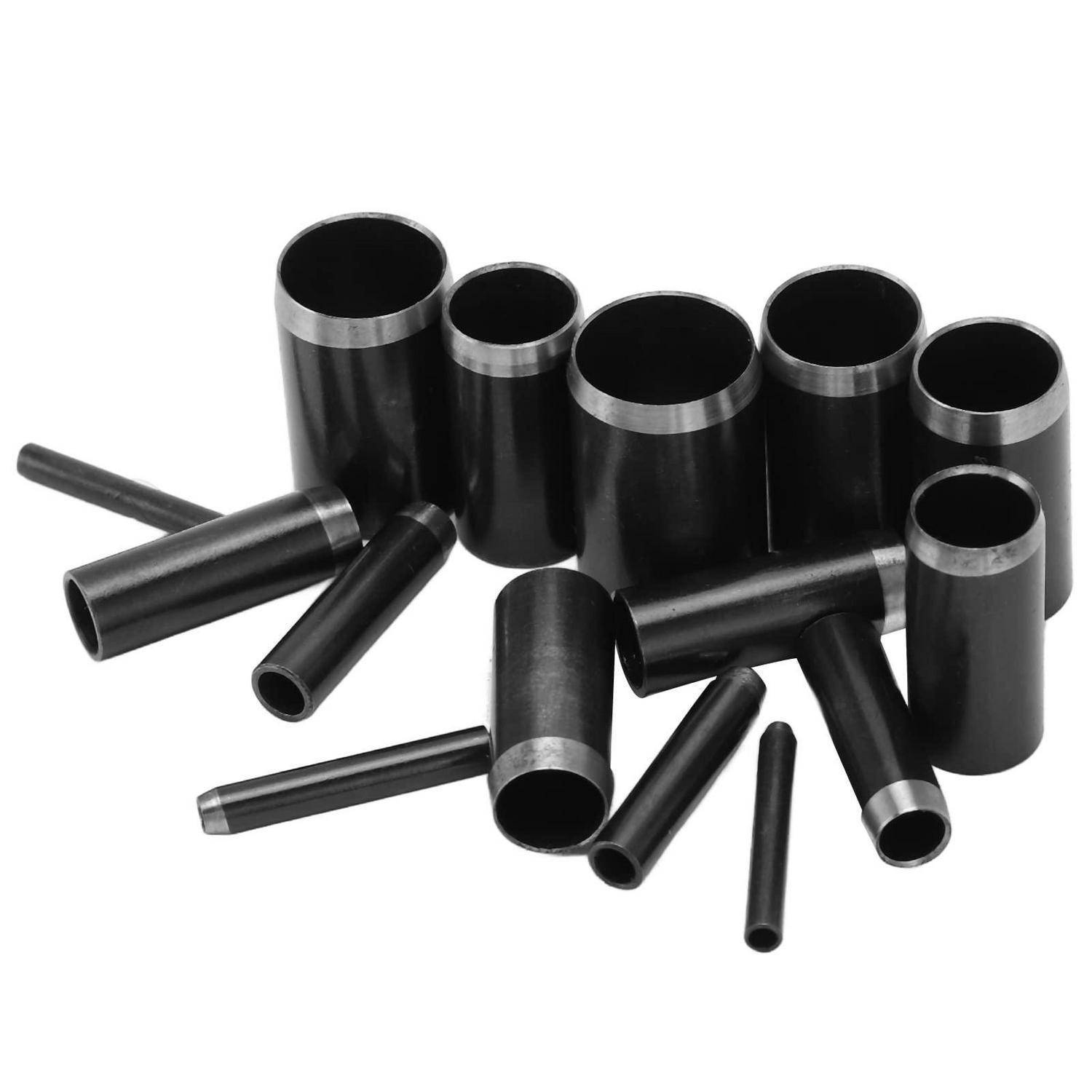 Sortierte schwarze Metallrohrfittings und Verbindungsstücke auf weißem Hintergrund.