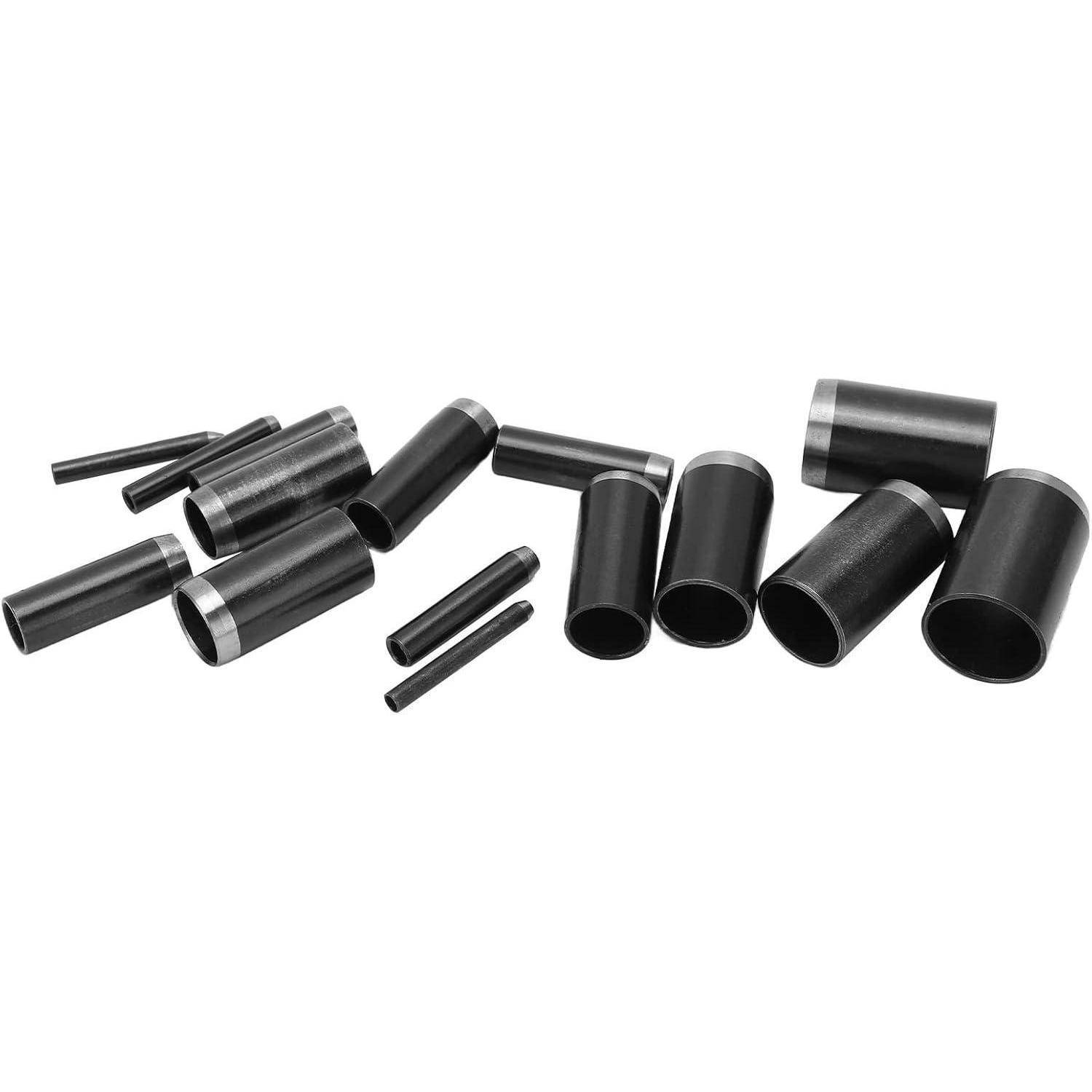 Sortierte schwarze Metallrohrfittings und Kopplungen auf weißem Hintergrund.