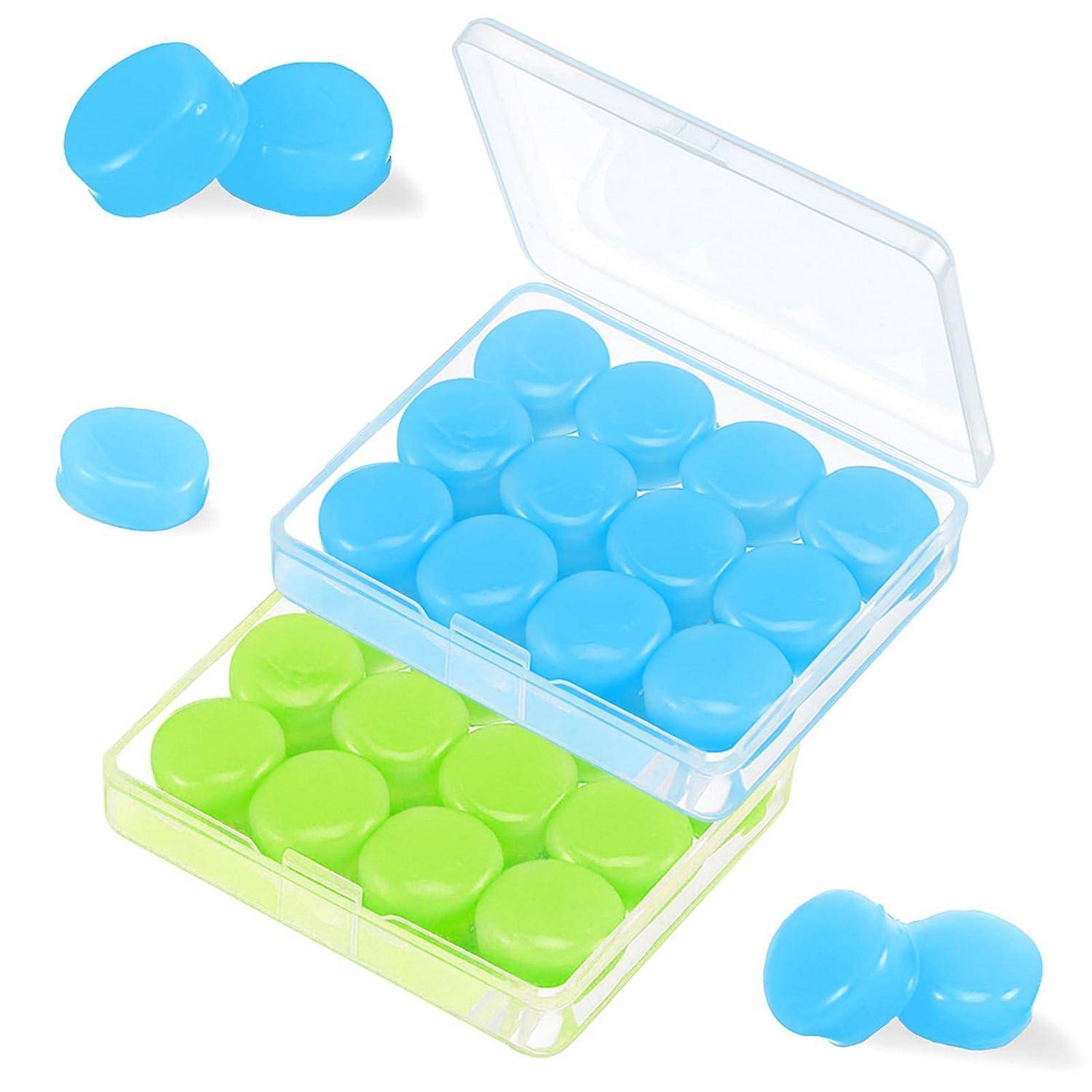 Zwei offene Kunststoffbehälter mit runden bonbonähnlichen Tabletten, einer blau und einer grün, mit einigen losen blauen Stücken auf weißem Hintergrund.