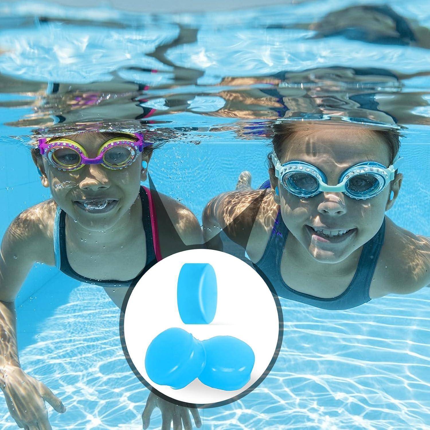 Zwei Kinder mit Schwimmbrillen lächeln unter Wasser in einem Becken, mit einem schwebenden blauen dreiteiligen Symbol-Overlay in der Mitte davor.
