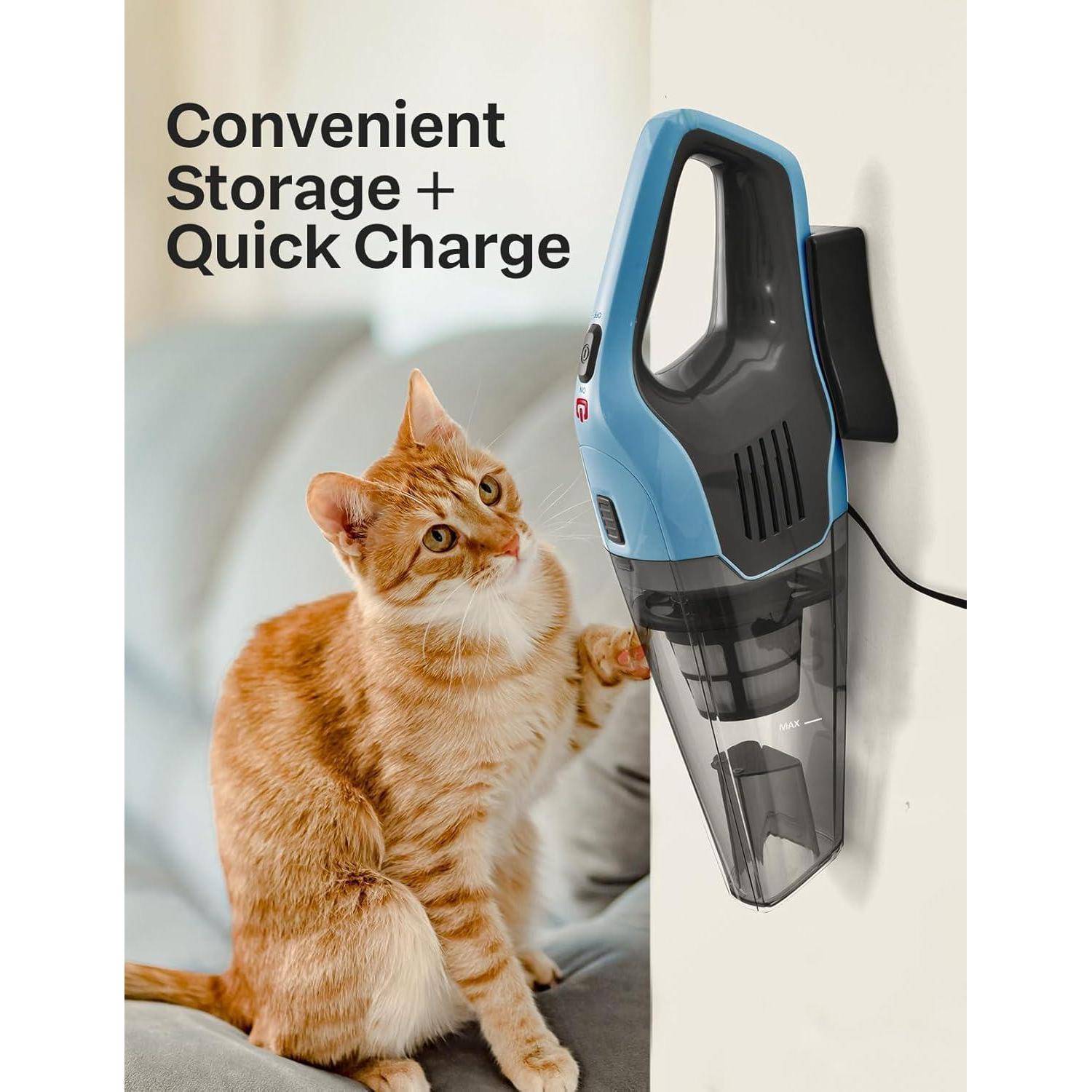 Orangefarbene Katze neben an der Wand montiertem tragbarem Staubsauger mit Text „Praktische Lagerung + Schnelles Aufladen