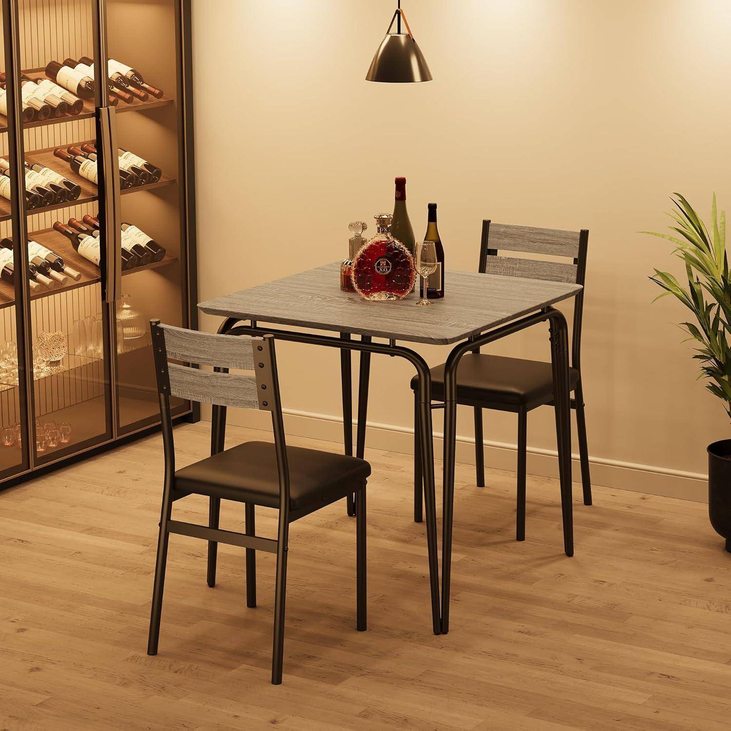Kleiner Essbereich mit einem quadratischen Tisch, zwei Stühlen, Weinflaschen, einer hängenden Lampe und einem Weinregal daneben.
