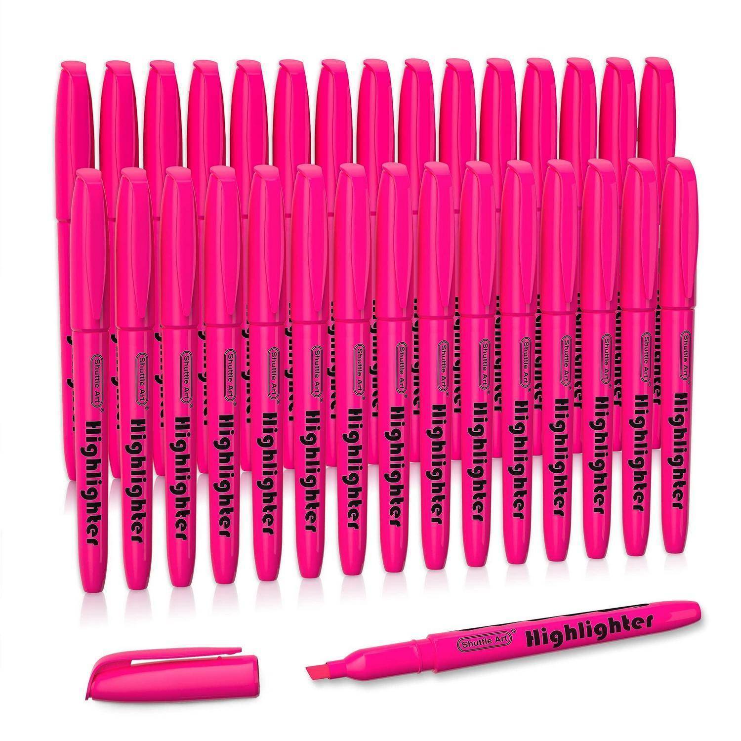 Sortierte, leuchtend rosa Textmarker in Reihen angeordnet, mit einem offenen Textmarker und einer separaten Kappe darunter.