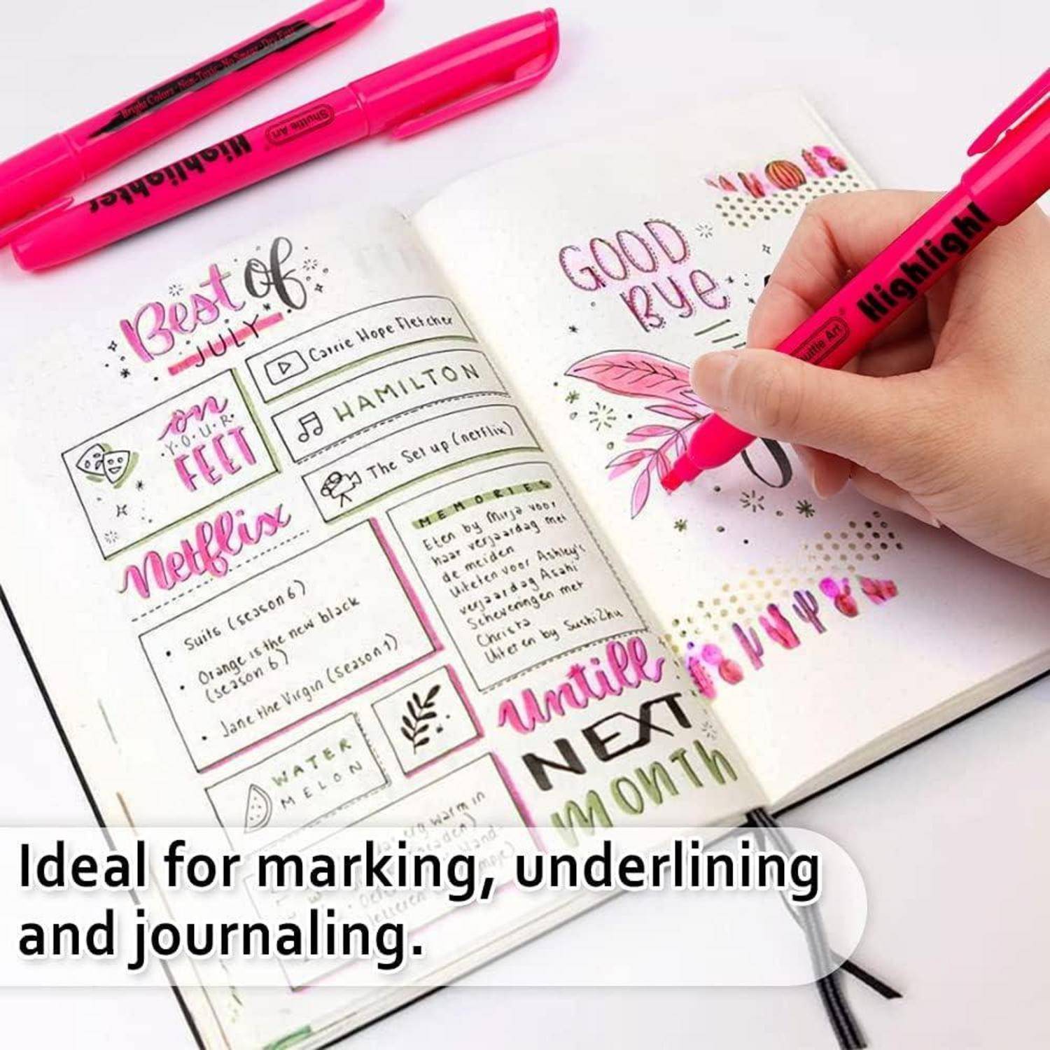Eine Hand hält einen rosa Textmarker über eine Bullet-Journal-Doppelseite mit farbenfrohen handschriftlichen Überschriften und Notizen; der Text besagt: „Ideal zum Markieren, Unterstreichen und Journaling."