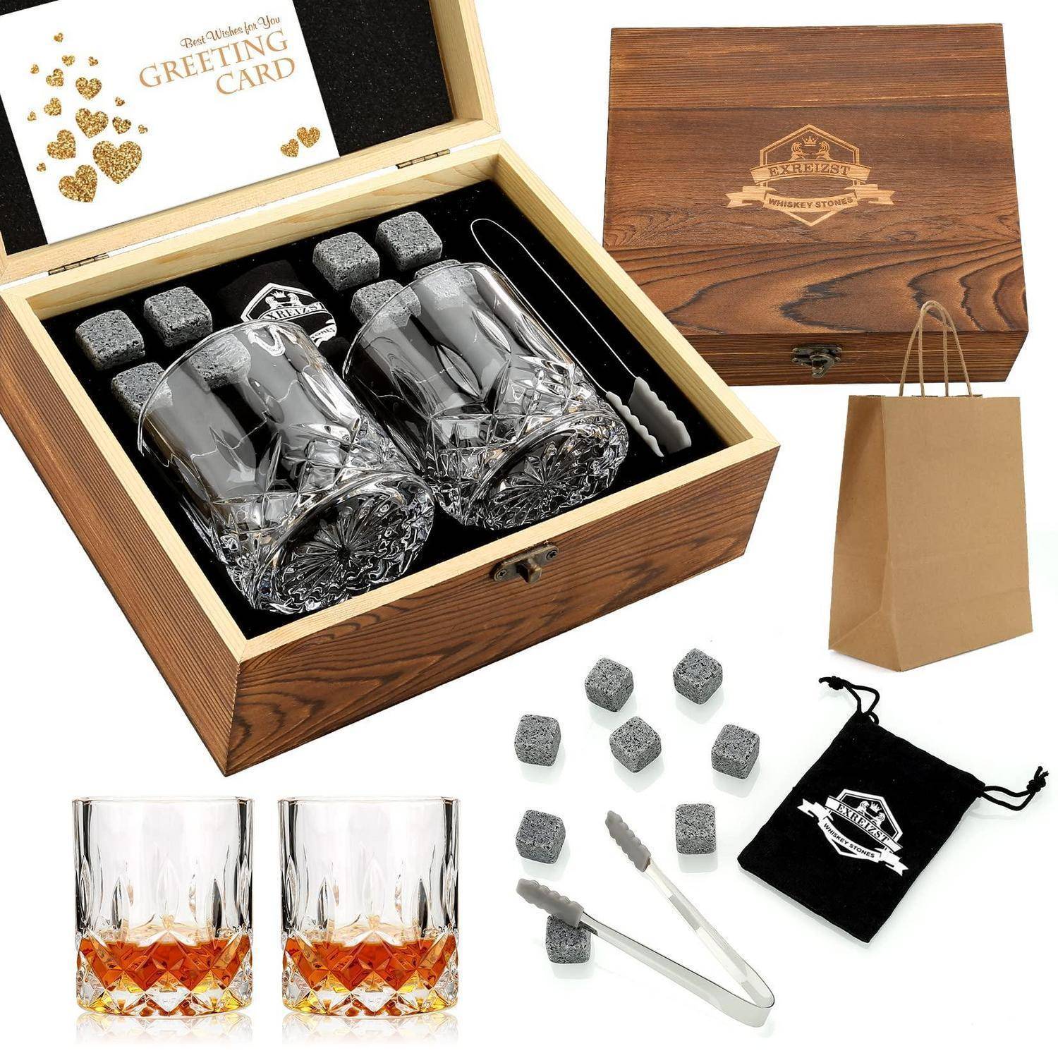 Holzgeschenk-Boxset mit zwei Kristall-Whiskeygläsern, wiederverwendbaren Eiswürfeln, Zange, Grußkarte, Geschenktüte und schwarzem Beutel.