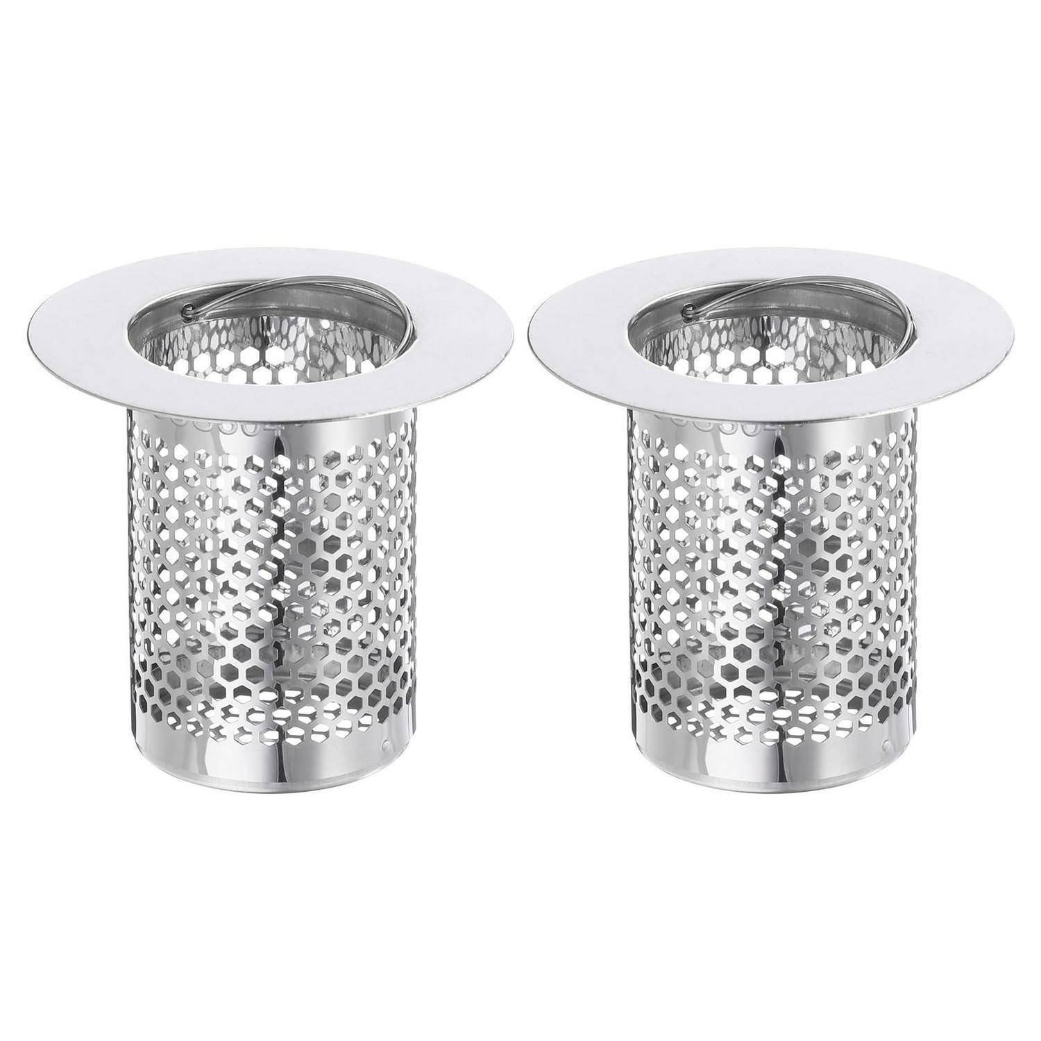 Zwei Edelstahl-Spülbeckensiebe mit Perforationen in zylindrischer Form und breiten runden Rändern, nebeneinander auf weißem Hintergrund dargestellt.
