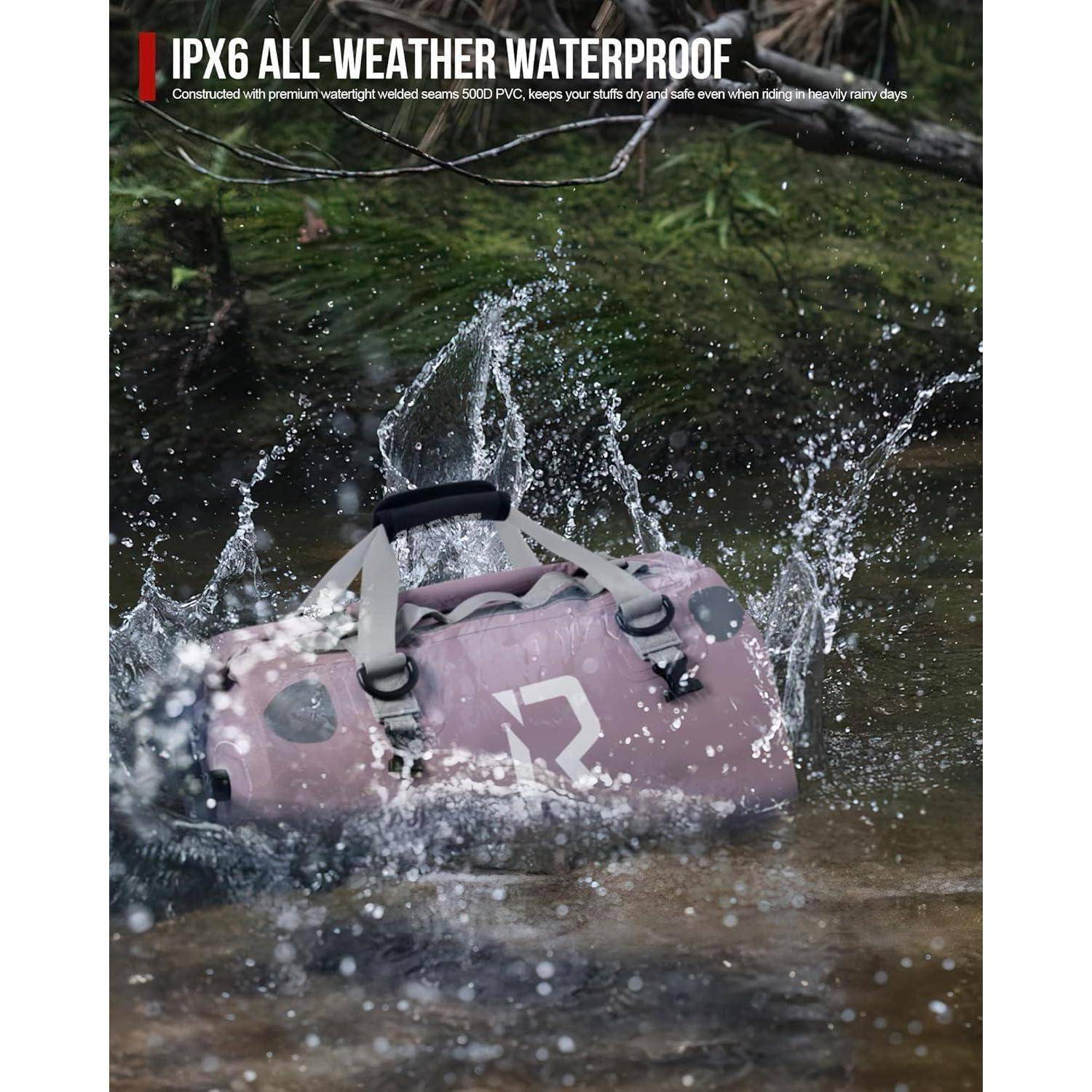 Rosa wasserdichte Reisetasche spritzt in flachem Wasser, mit Text „IPX6 ALL-WEATHER WATERPROOF" (IPX6 Allwetter-Wasserdicht), das die wetterfeste Konstruktion für Regenbedingungen hervorhebt.