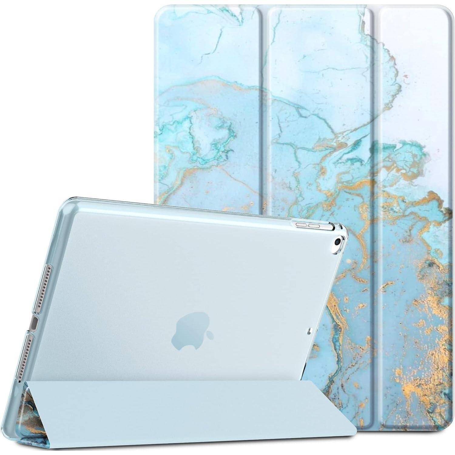Hellblaue iPad-Schutzhülle mit Marmormuster und Ständer zum Aufklappen, gezeigt geöffnet und geschlossen, schützt ein Tablet.