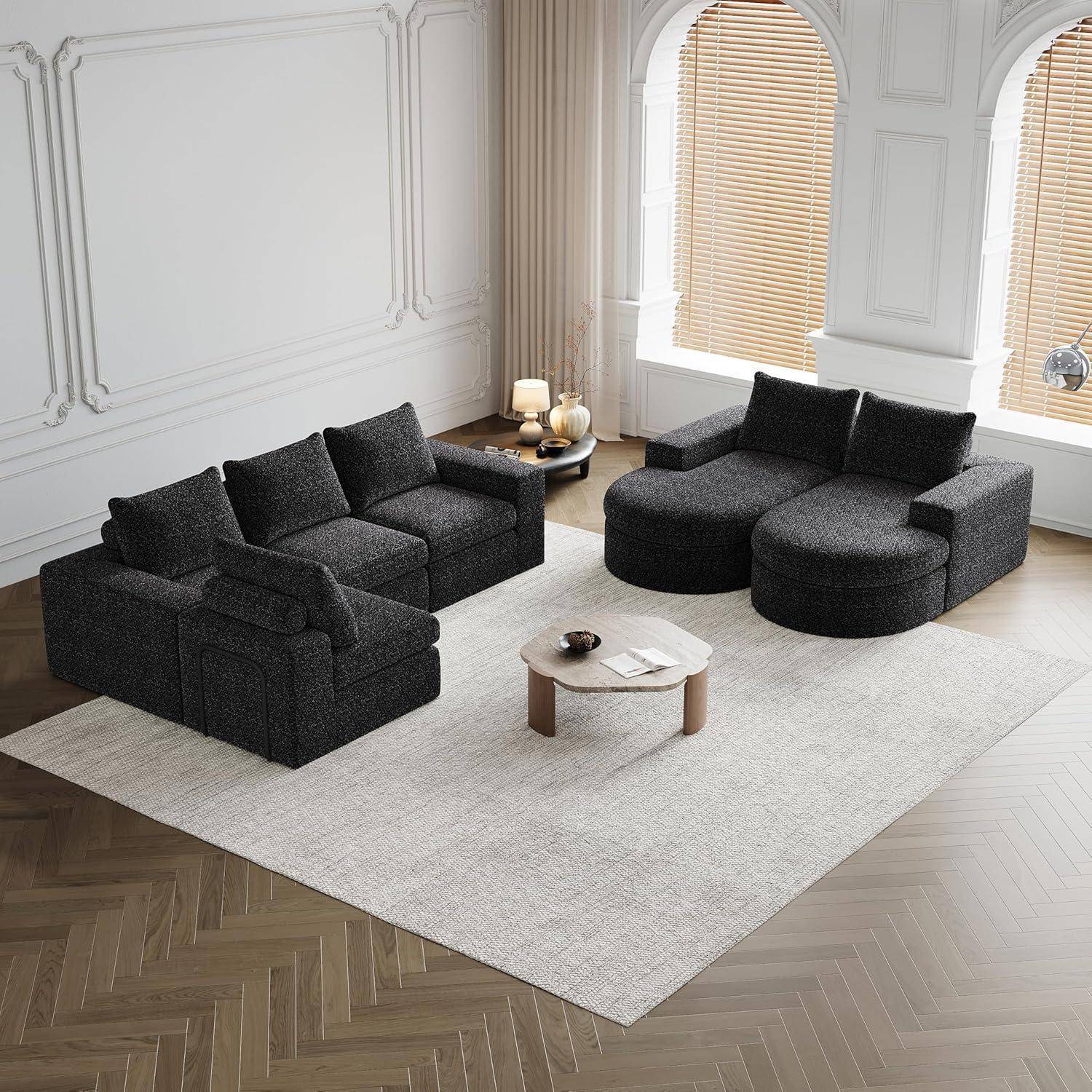 Stilvolles Wohnzimmer mit zwei dunklen modularen Sofas, einem kleinen Couchtisch, beigem Teppich und Bogenfenstern mit Jalousien.