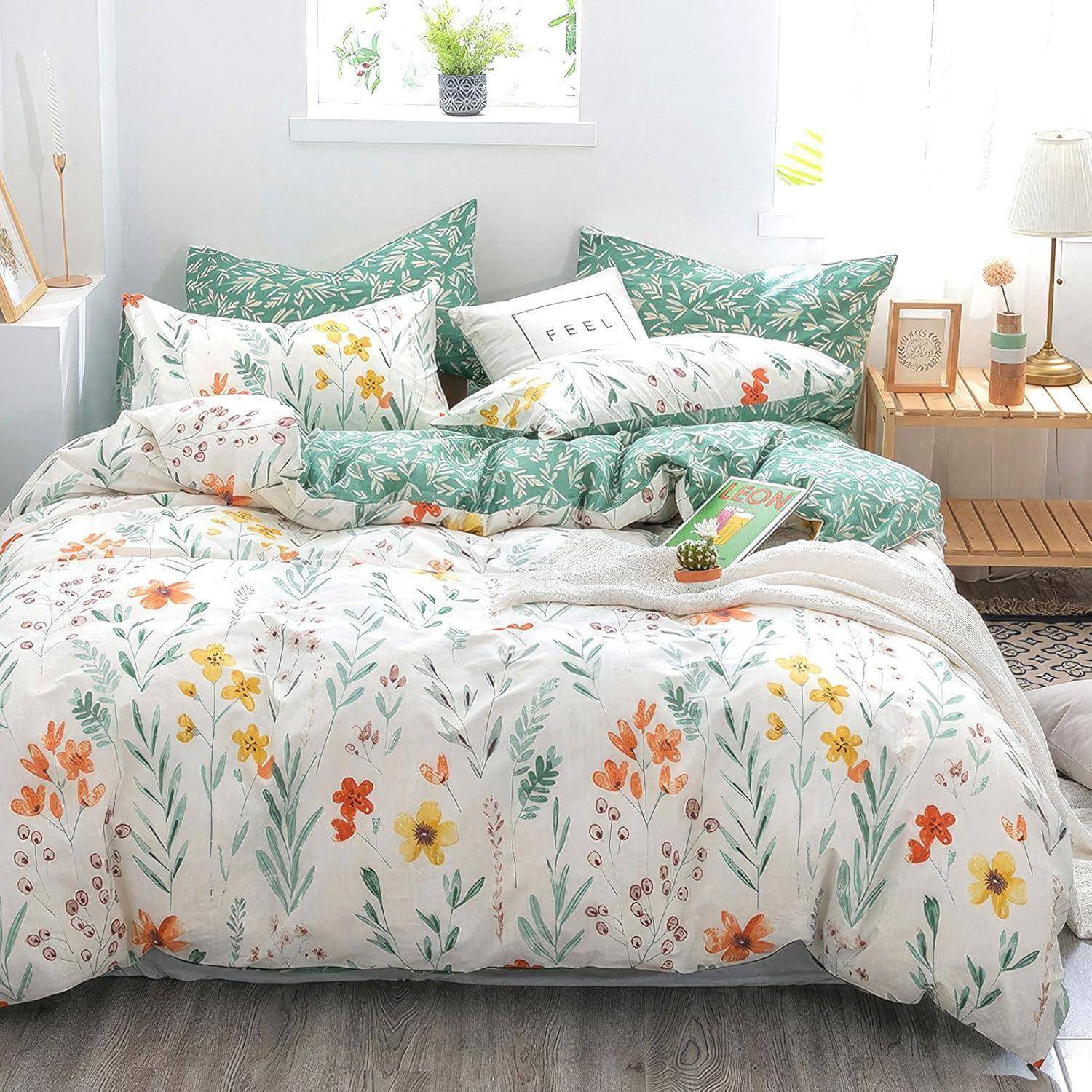 Blumenmuster-Bettwäsche auf einem ordentlich gemachten Bett in einem hellen Schlafzimmer, mit passenden Kissen, Decke und Nachttischen.