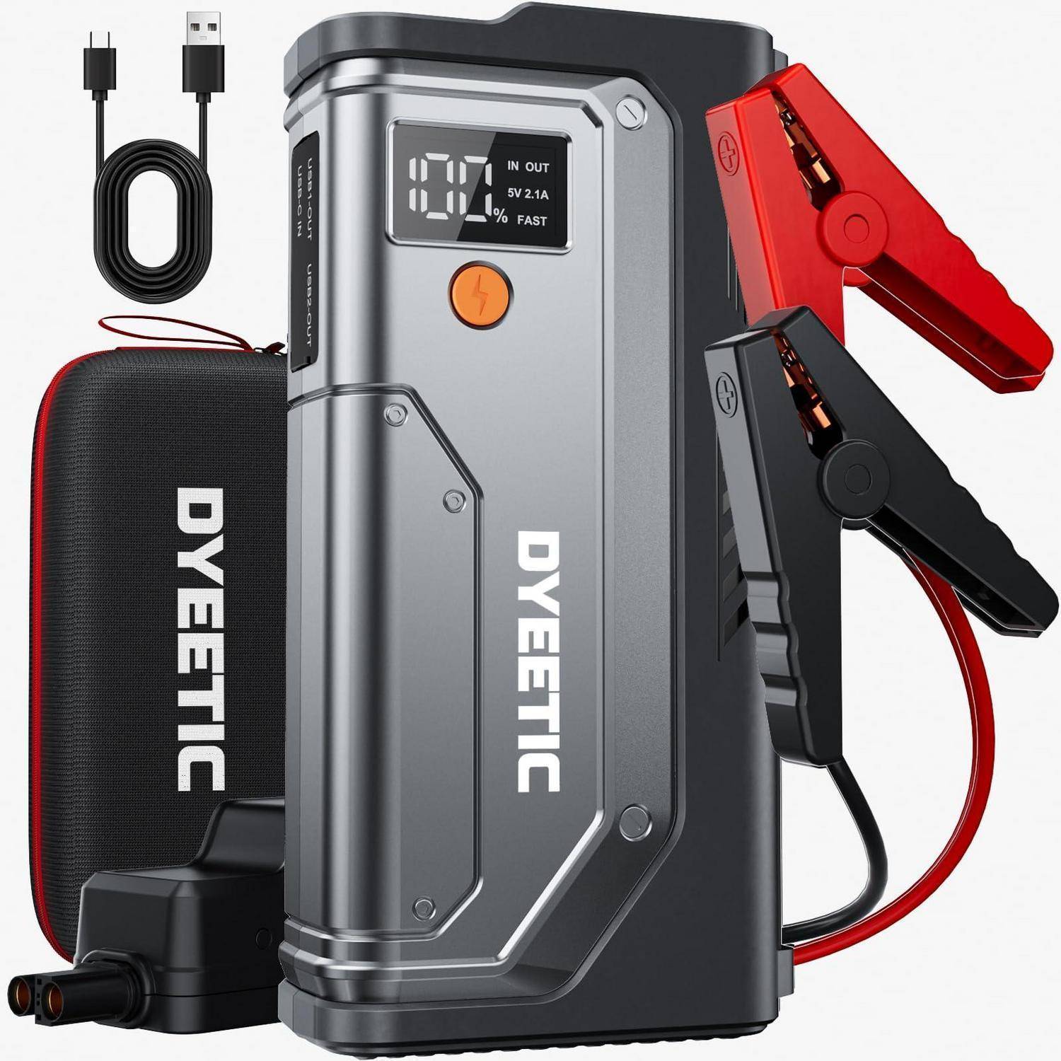 Tragbarer DYETIC Starthilfegerät und Power-Bank-Set mit USB-Ladekabel, Transporttasche, AC-Adapter und roten/schwarzen Starthilfekabeln.