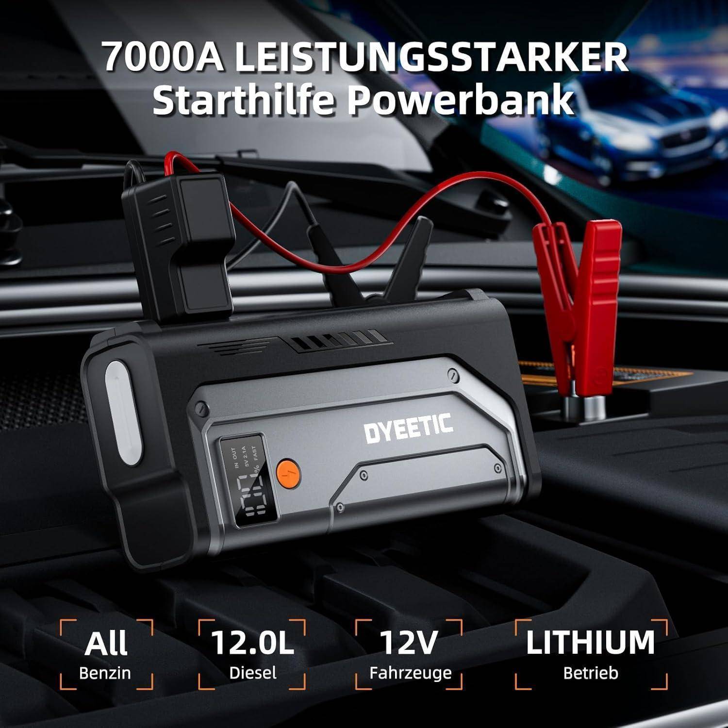 Werbebild einer DYEETIC Starthilfe Powerbank im Auto, mit angebrachten Klemmen und Text 