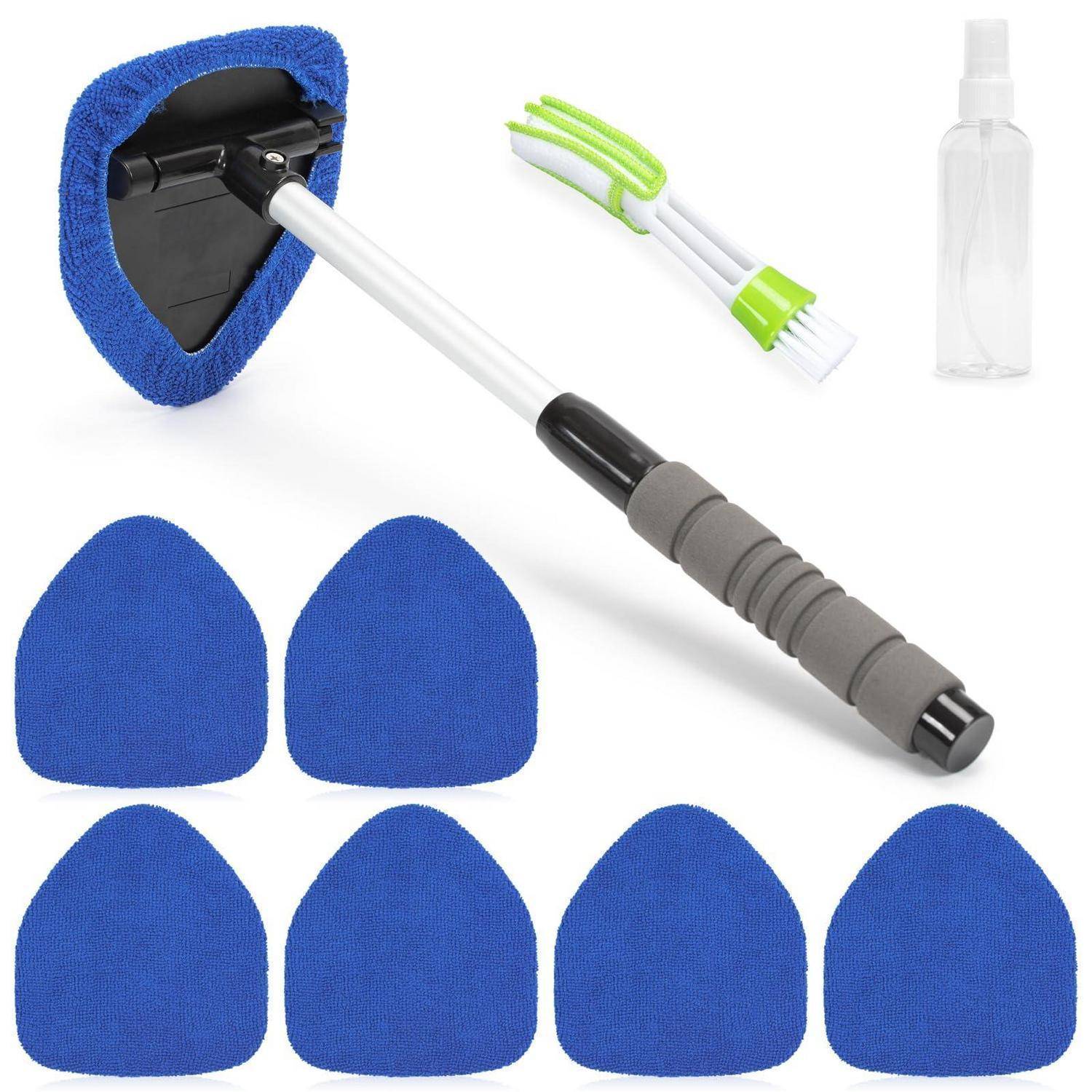 Mikrofaser-Bodenwischset mit Griff, blaue Wischpads, kleine Bürste und Sprühflasche auf weißem Hintergrund.