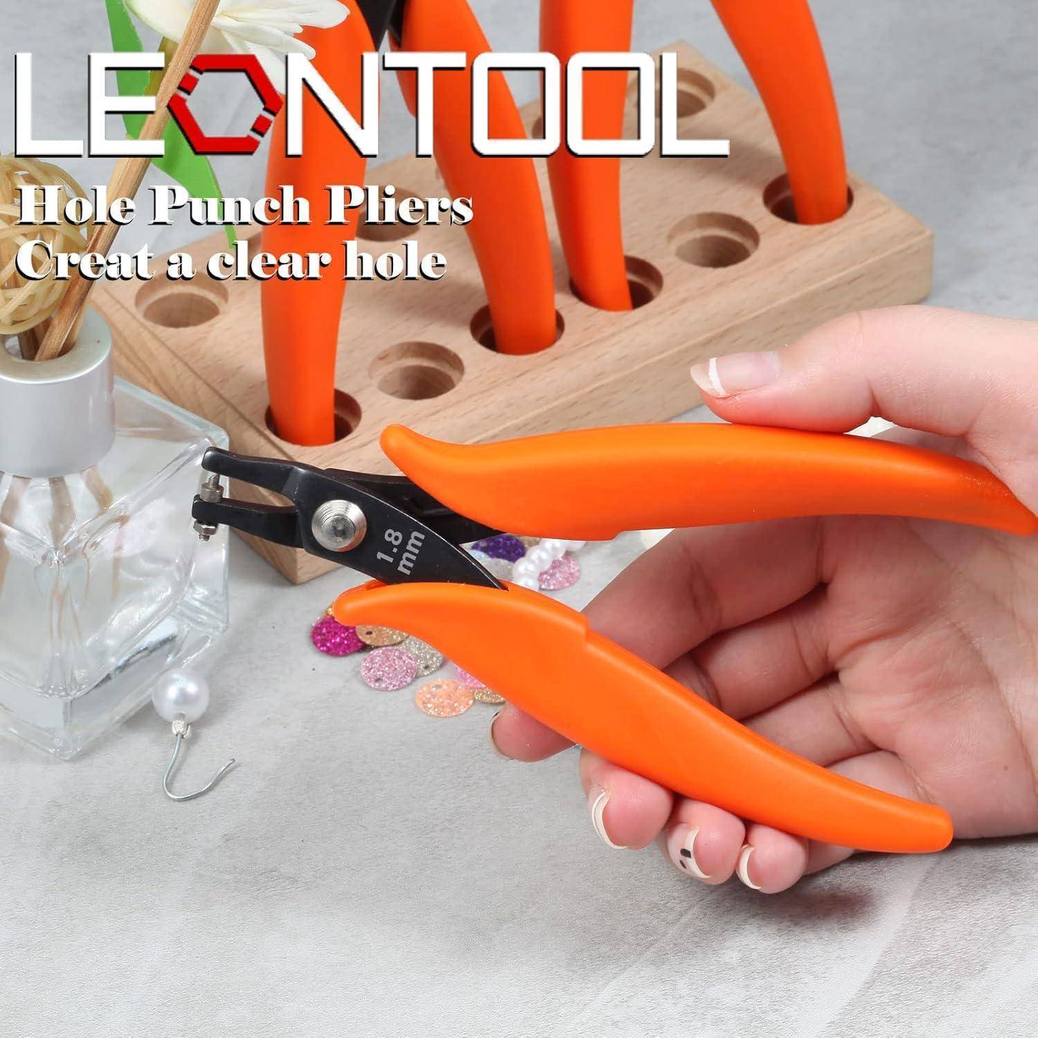 Hand hält orange Lochzange mit der Aufschrift 1,8 mm über Bastelbedarf und einen Holzhalter, mit dem Text „LEONTOOL Hole Punch Pliers Great a clear hole".