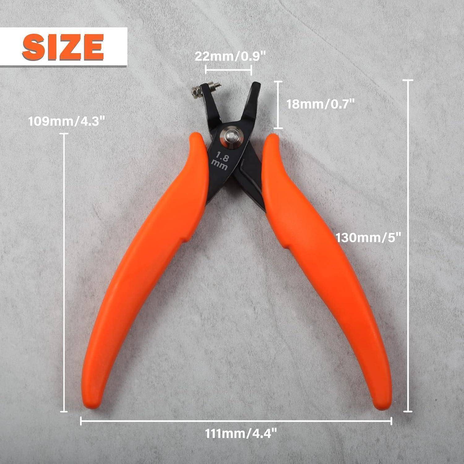 Orange-farbige Drahtschneider auf grauem Hintergrund, mit Größenmessungen dargestellt: 130 mm hoch und 111 mm breit, Schneidekopf 22 mm breit.